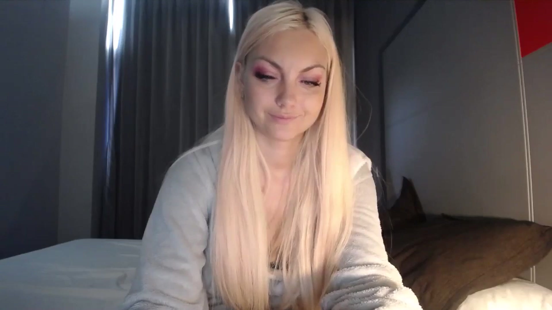 Gallery image thumbnail from AlissaMay's myfreecams stream on, 04/27/2024, 12:31 image 9 of 20