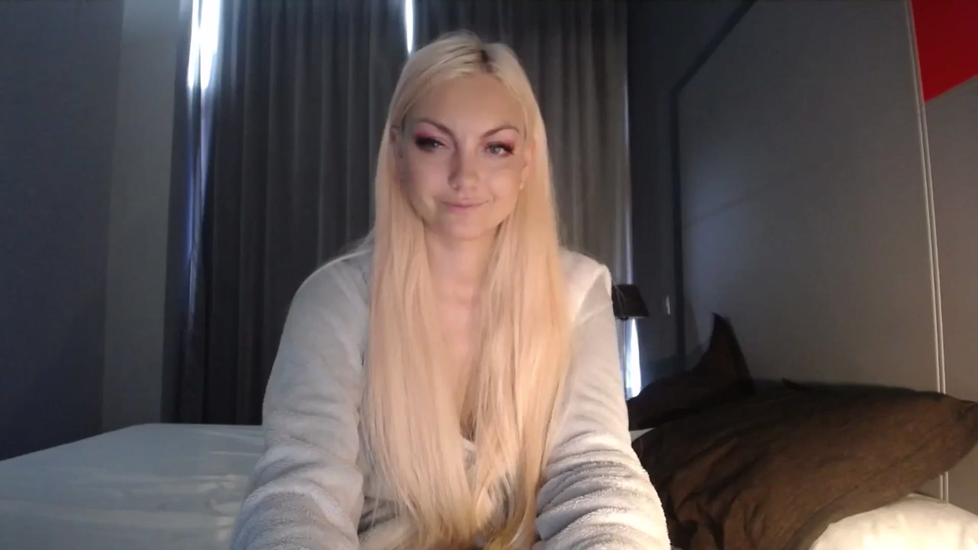 Gallery image thumbnail from AlissaMay's myfreecams stream on, 04/27/2024, 12:31 image 12 of 20