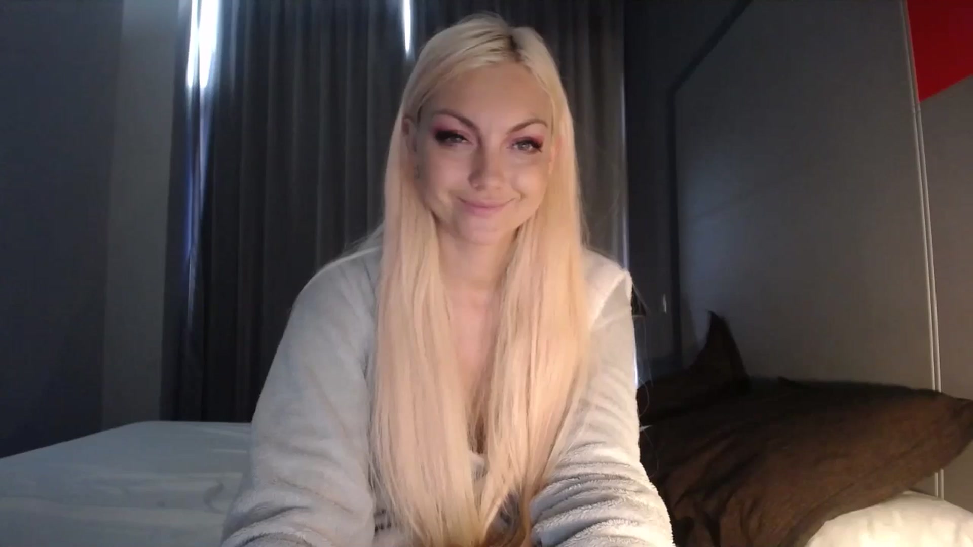 Gallery image thumbnail from AlissaMay's myfreecams stream on, 04/27/2024, 12:31 image 13 of 20