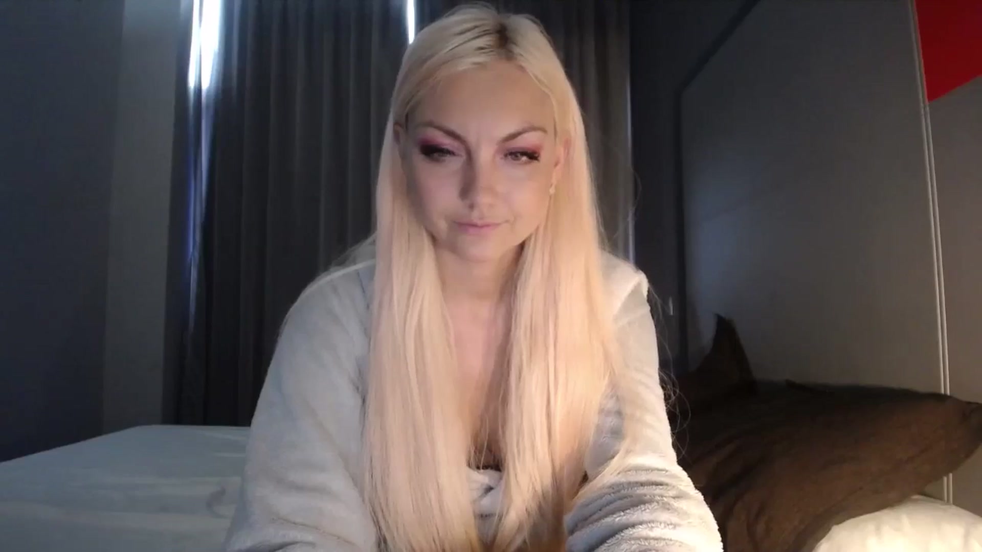 Gallery image thumbnail from AlissaMay's myfreecams stream on, 04/27/2024, 12:31 image 14 of 20
