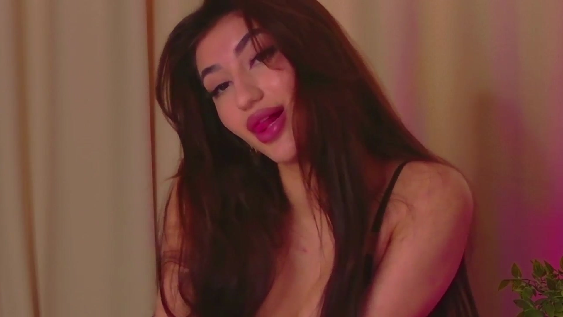 Gallery image thumbnail from Alissa_May's myfreecams stream on, 04/17/2025, 09:07 image 16 of 20