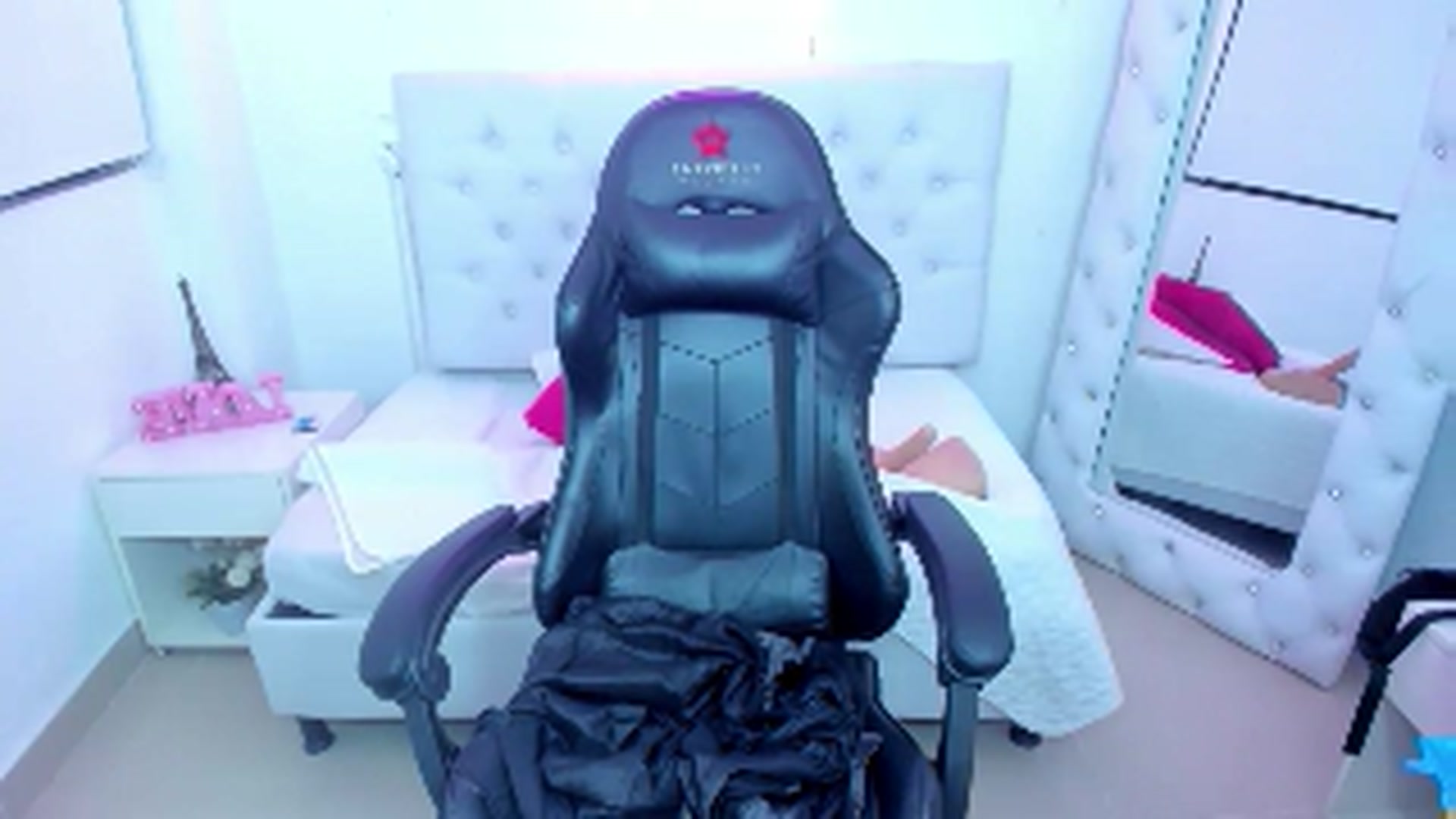Gallery image thumbnail from Alisson_Pardo's myfreecams stream on, 11/01/2024, 18:18 image 19 of 20