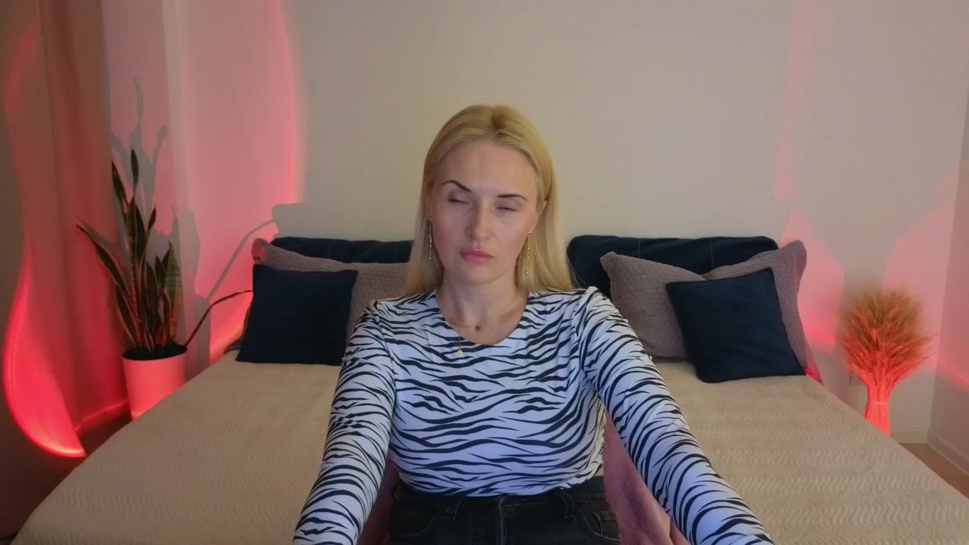 Gallery image thumbnail from AlisssaRose's myfreecams stream on, 07/19/2025, 19:35 image 20 of 20