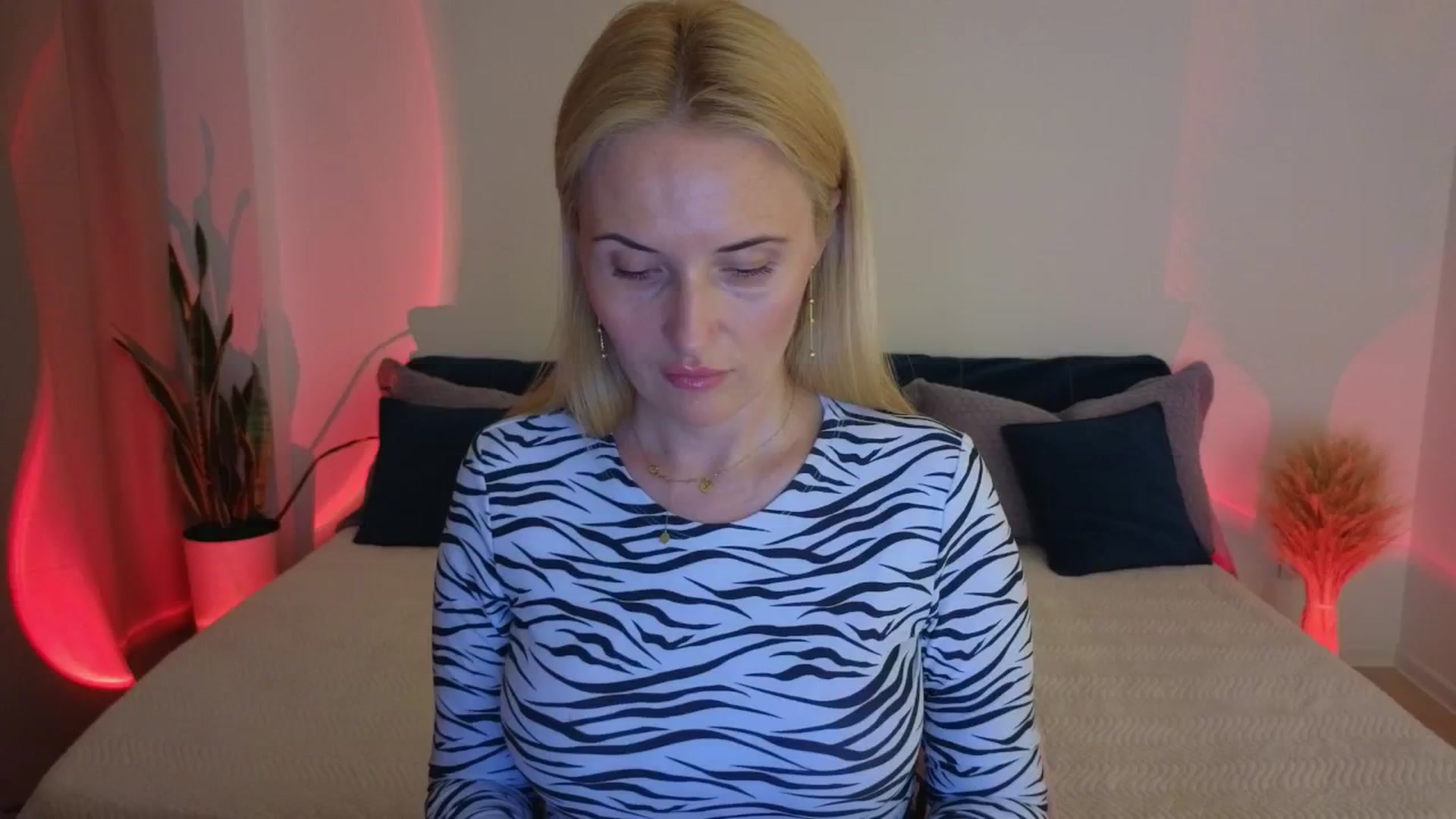 Gallery image thumbnail from AlisssaRose's myfreecams stream on, 07/19/2025, 19:35 image 14 of 20