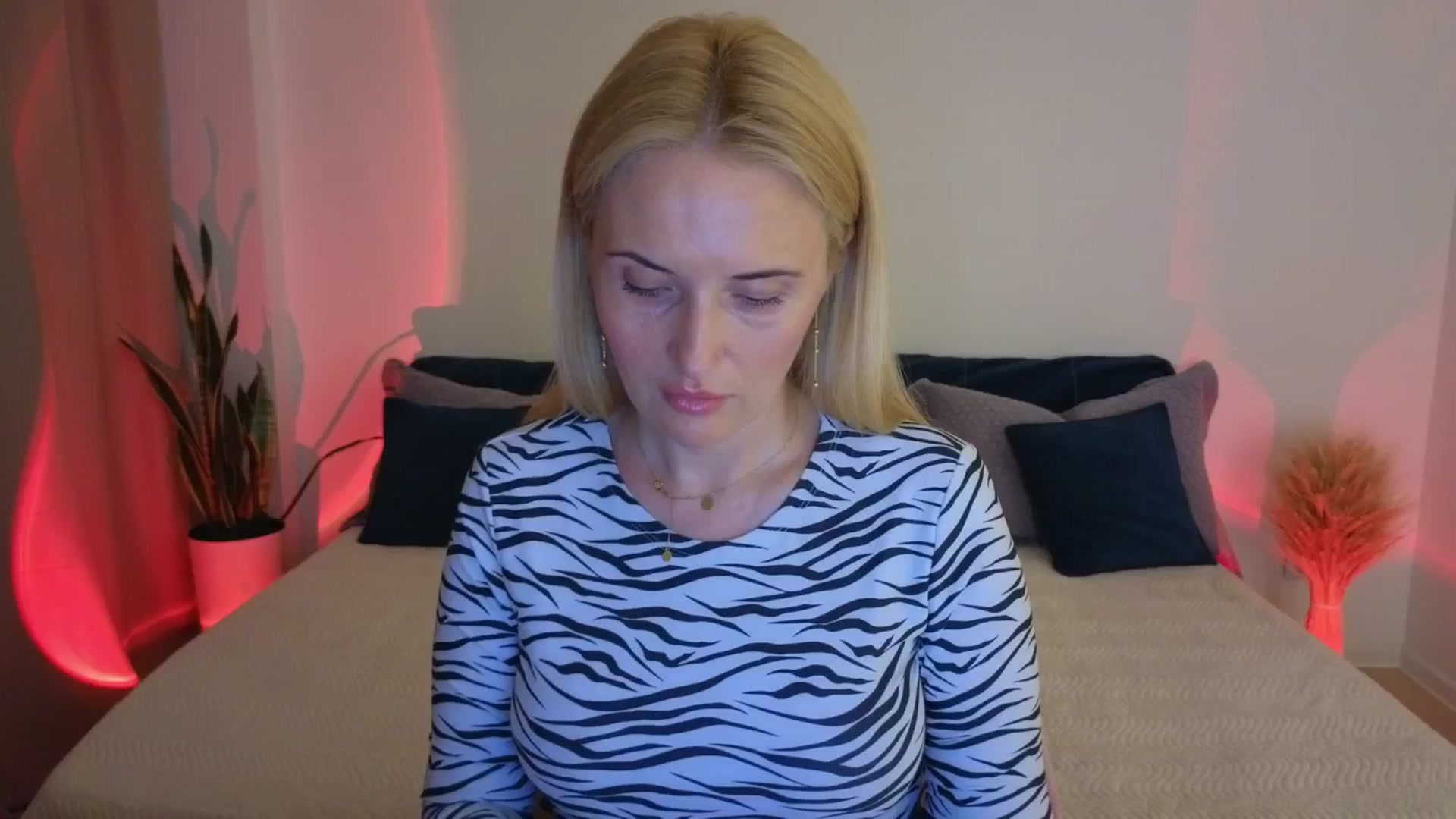 Gallery image thumbnail from AlisssaRose's myfreecams stream on, 07/19/2025, 19:35 image 15 of 20