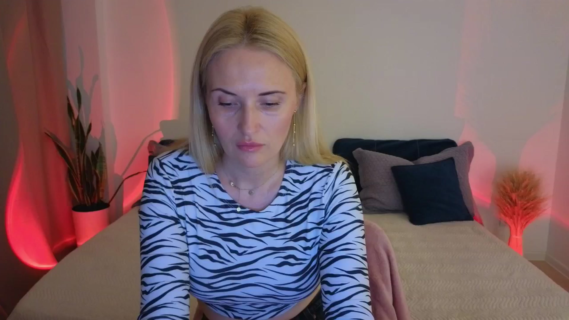 Gallery image thumbnail from AlisssaRose's myfreecams stream on, 07/19/2025, 19:35 image 5 of 20