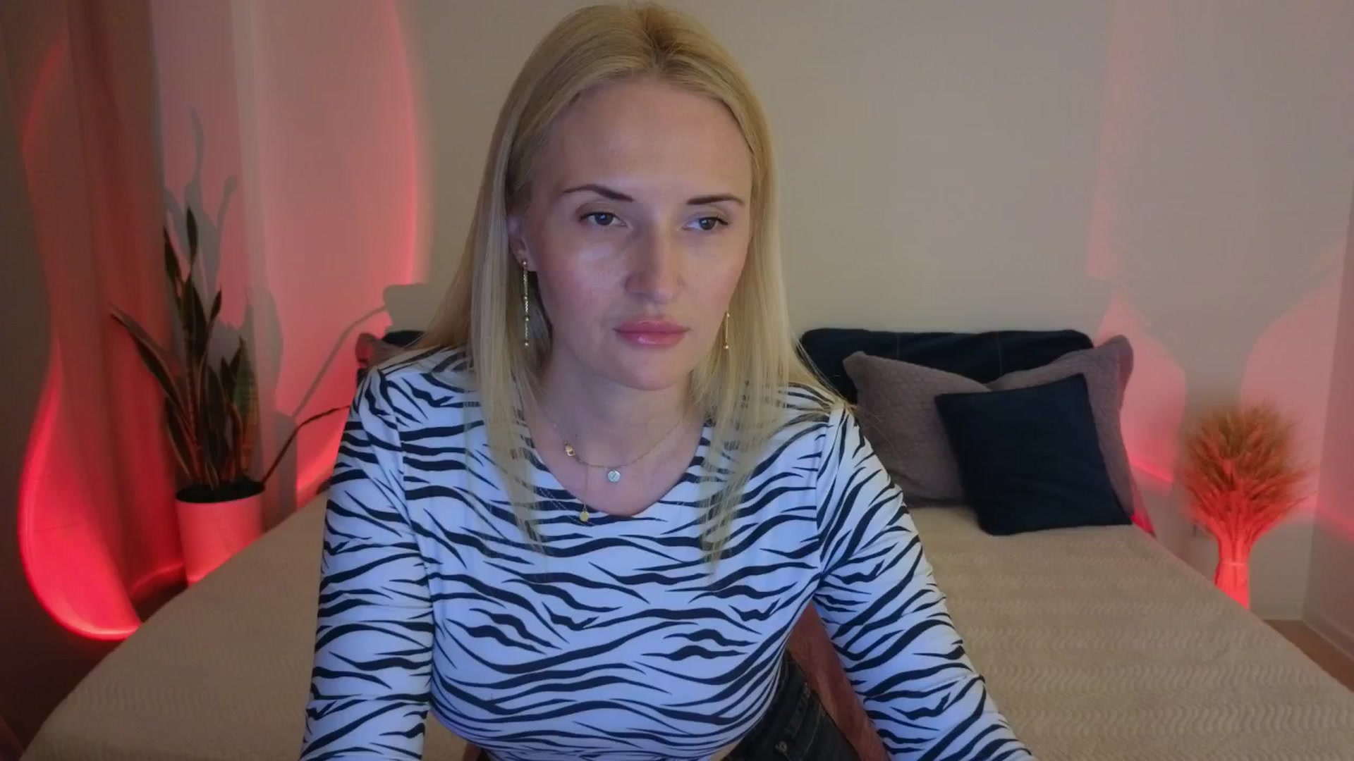 Gallery image thumbnail from AlisssaRose's myfreecams stream on, 07/19/2025, 19:35 image 3 of 20
