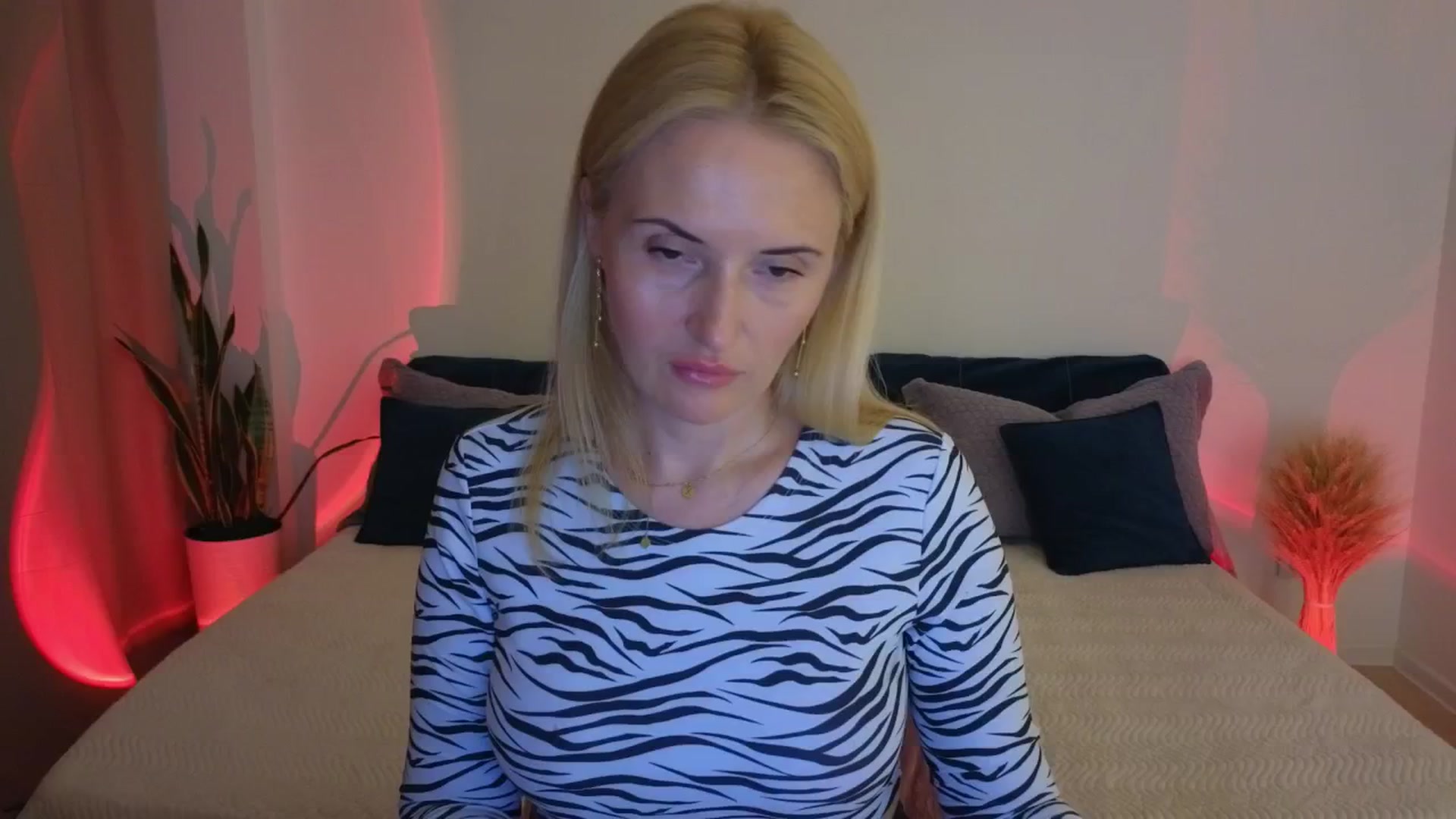 Gallery image thumbnail from AlisssaRose's myfreecams stream on, 07/19/2025, 19:35 image 17 of 20