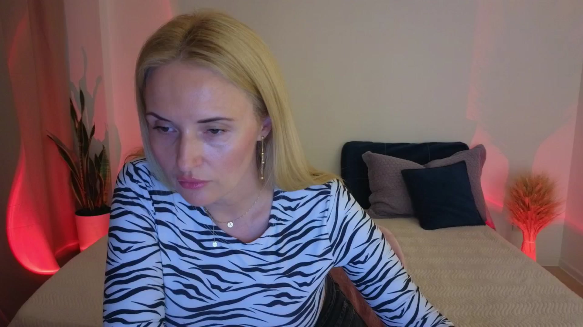 Gallery image thumbnail from AlisssaRose's myfreecams stream on, 07/19/2025, 19:35 image 6 of 20