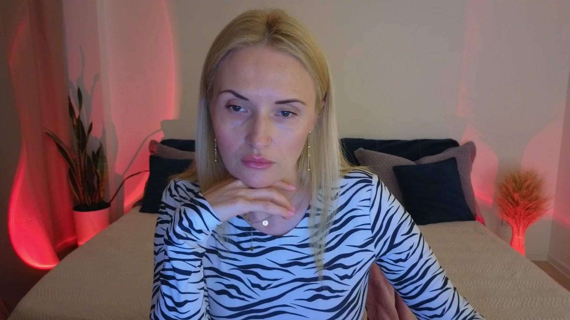 Gallery image thumbnail from AlisssaRose's myfreecams stream on, 07/19/2025, 19:35 image 2 of 20