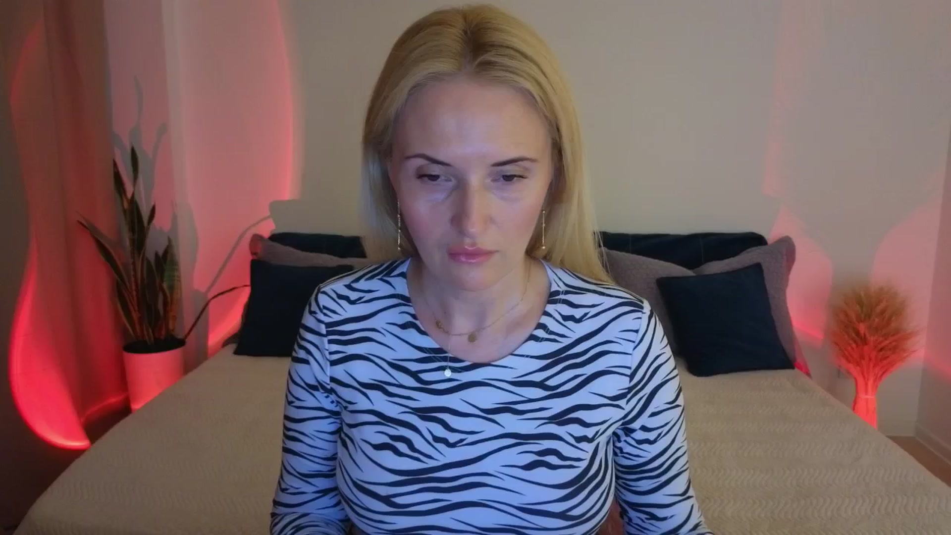 Gallery image thumbnail from AlisssaRose's myfreecams stream on, 07/19/2025, 19:35 image 18 of 20