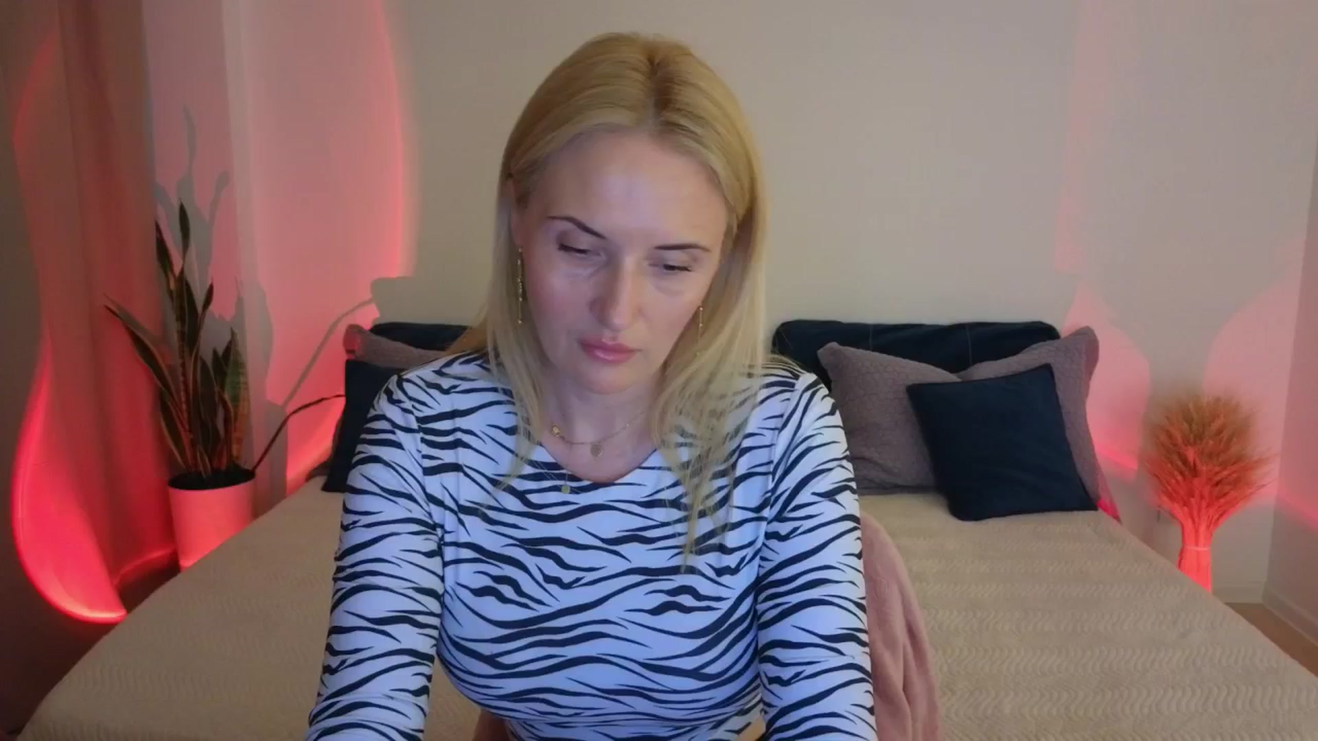 Gallery image thumbnail from AlisssaRose's myfreecams stream on, 07/19/2025, 19:35 image 9 of 20