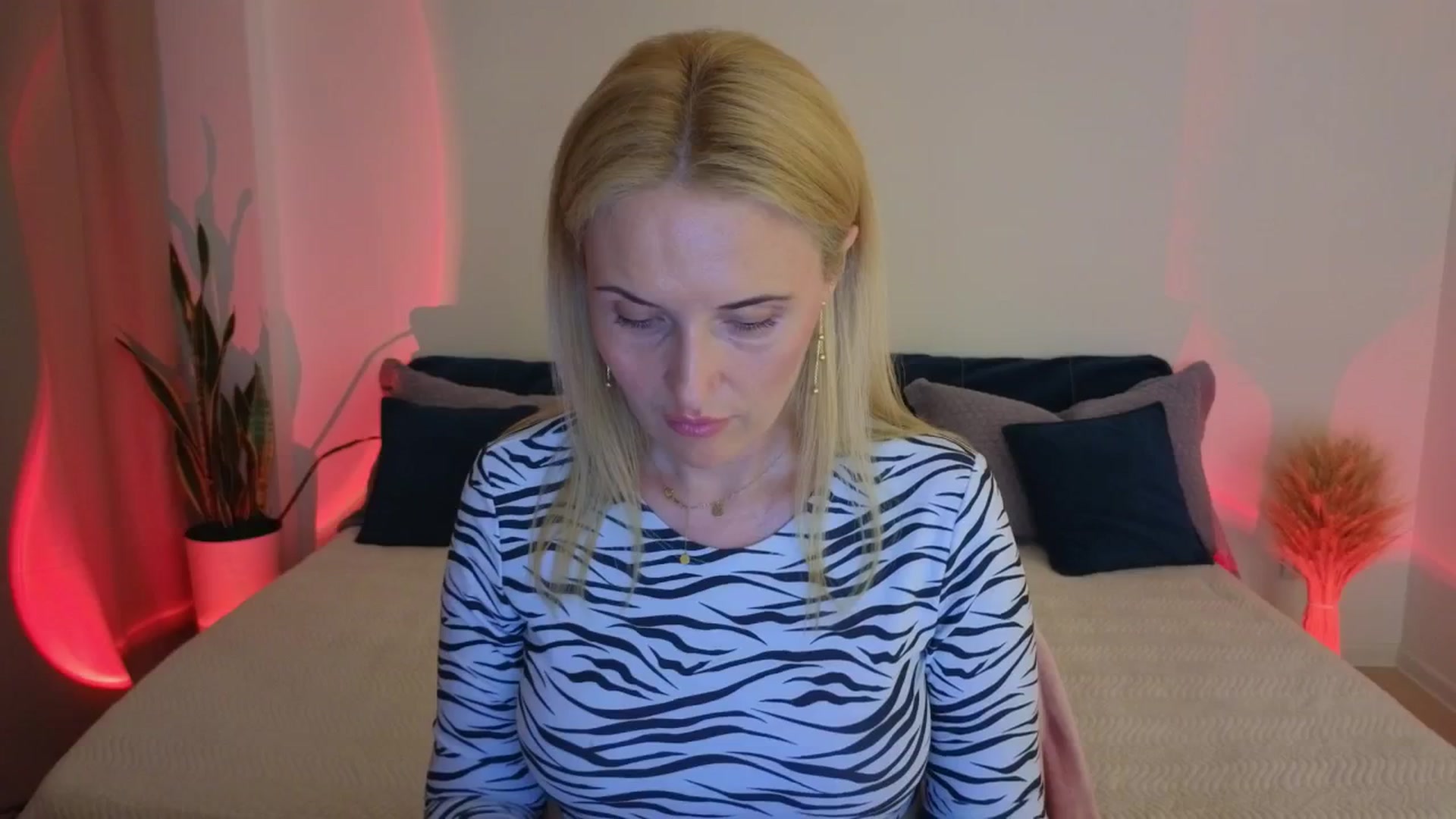 Gallery image thumbnail from AlisssaRose's myfreecams stream on, 07/19/2025, 20:01 image 15 of 20