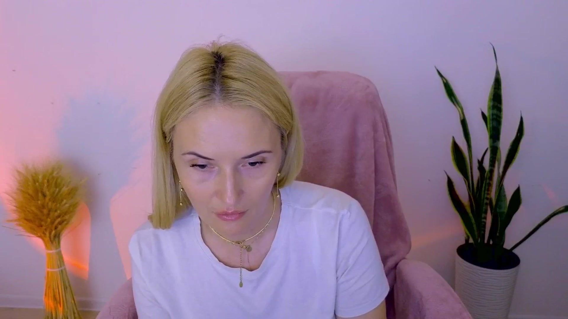 Gallery image thumbnail from AlisssaRose's myfreecams stream on, 08/01/2025, 18:37 image 9 of 20