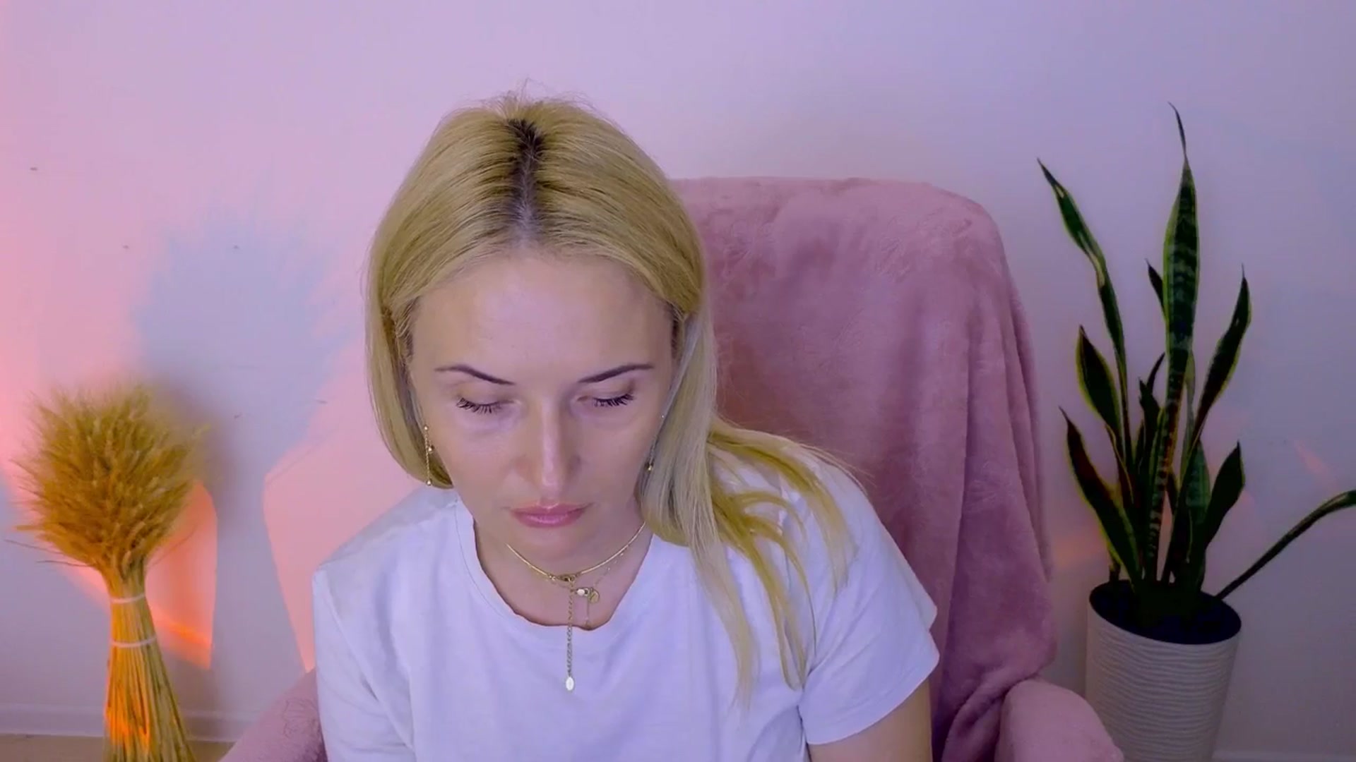 Gallery image thumbnail from AlisssaRose's myfreecams stream on, 08/01/2025, 18:37 image 6 of 20