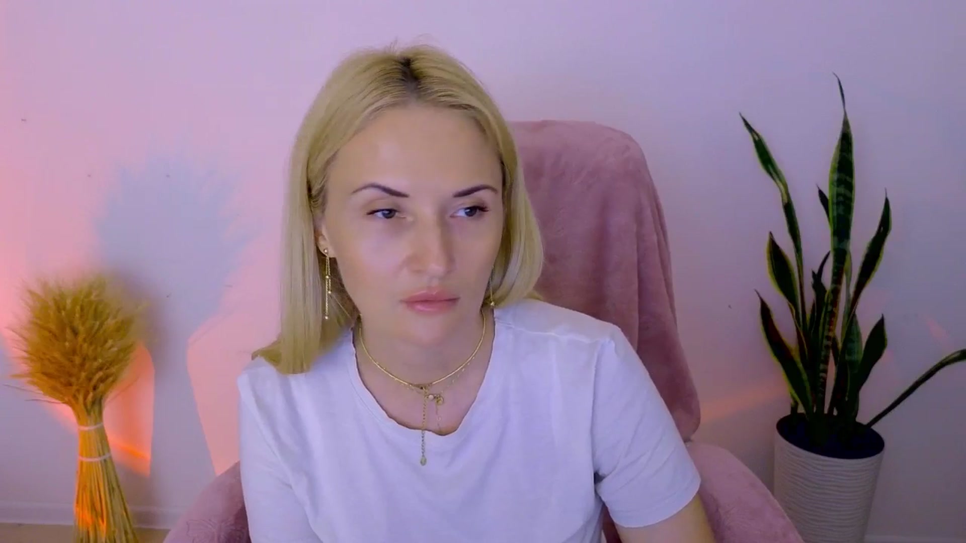 Gallery image thumbnail from AlisssaRose's myfreecams stream on, 08/01/2025, 18:37 image 13 of 20