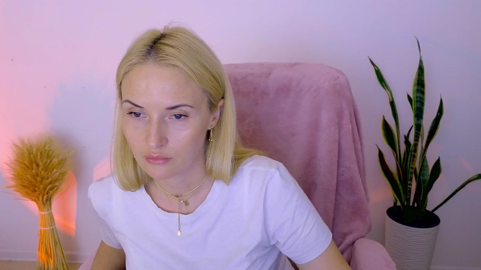 Gallery image thumbnail from AlisssaRose's myfreecams stream on, 08/01/2025, 18:37 image 4 of 20