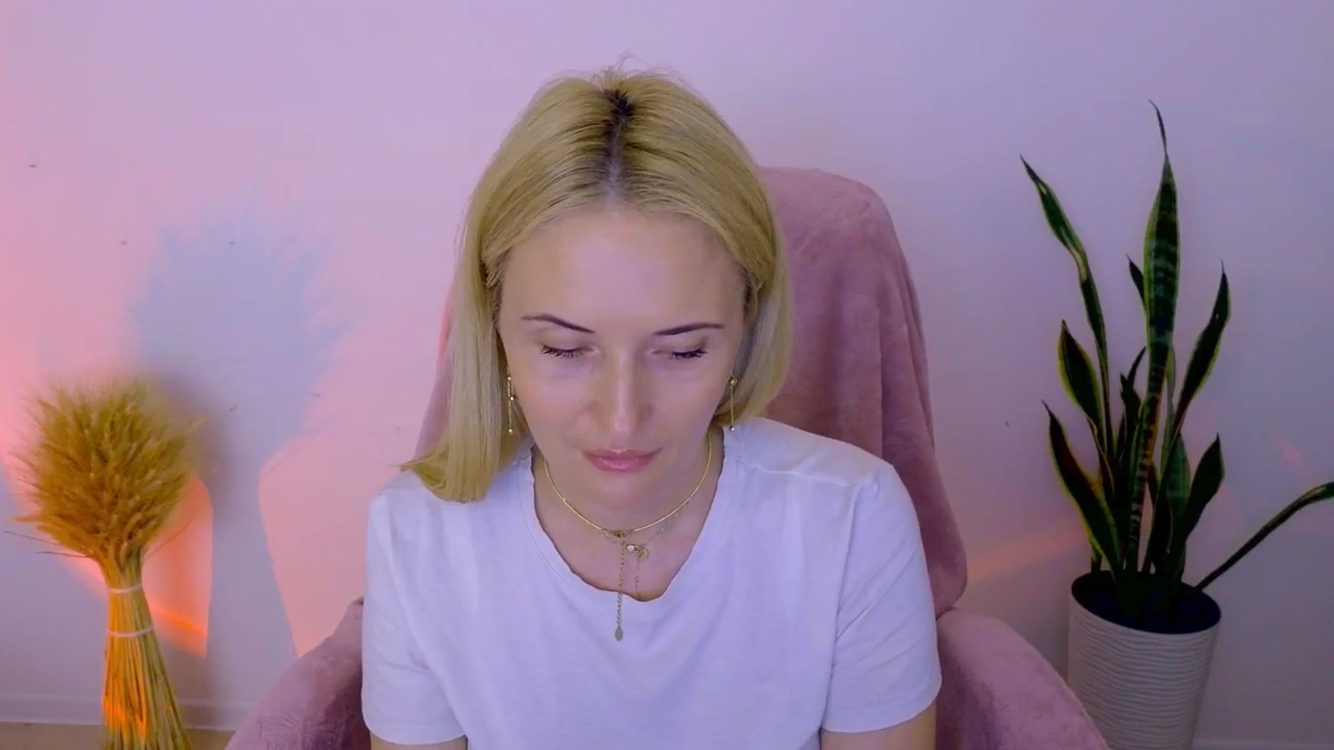 Gallery image thumbnail from AlisssaRose's myfreecams stream on, 08/01/2025, 18:37 image 11 of 20