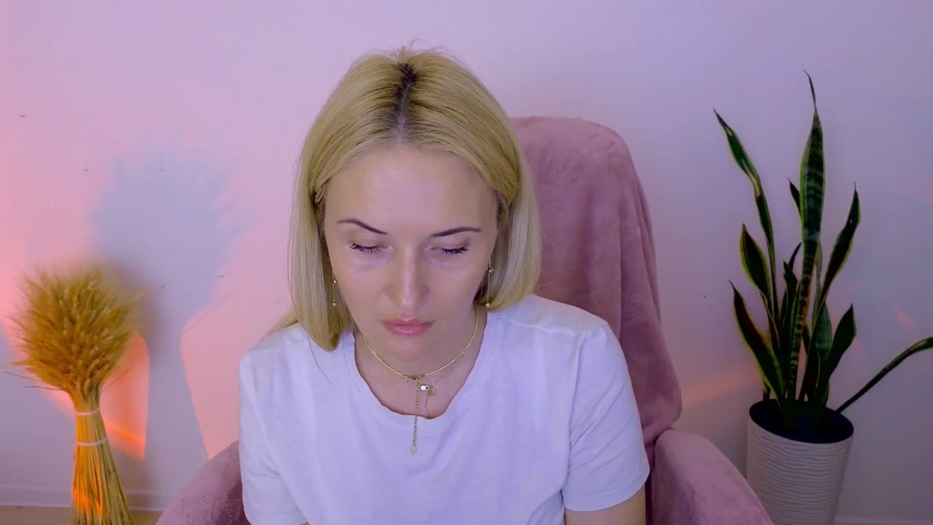 Gallery image thumbnail from AlisssaRose's myfreecams stream on, 08/01/2025, 18:37 image 19 of 20
