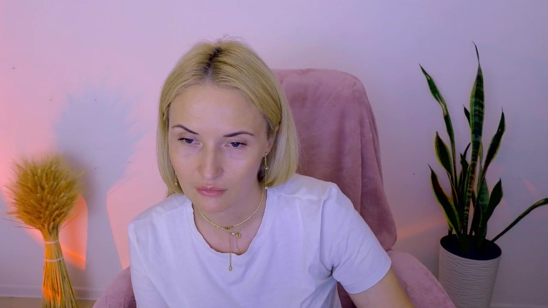 Gallery image thumbnail from AlisssaRose's myfreecams stream on, 08/01/2025, 18:37 image 15 of 20
