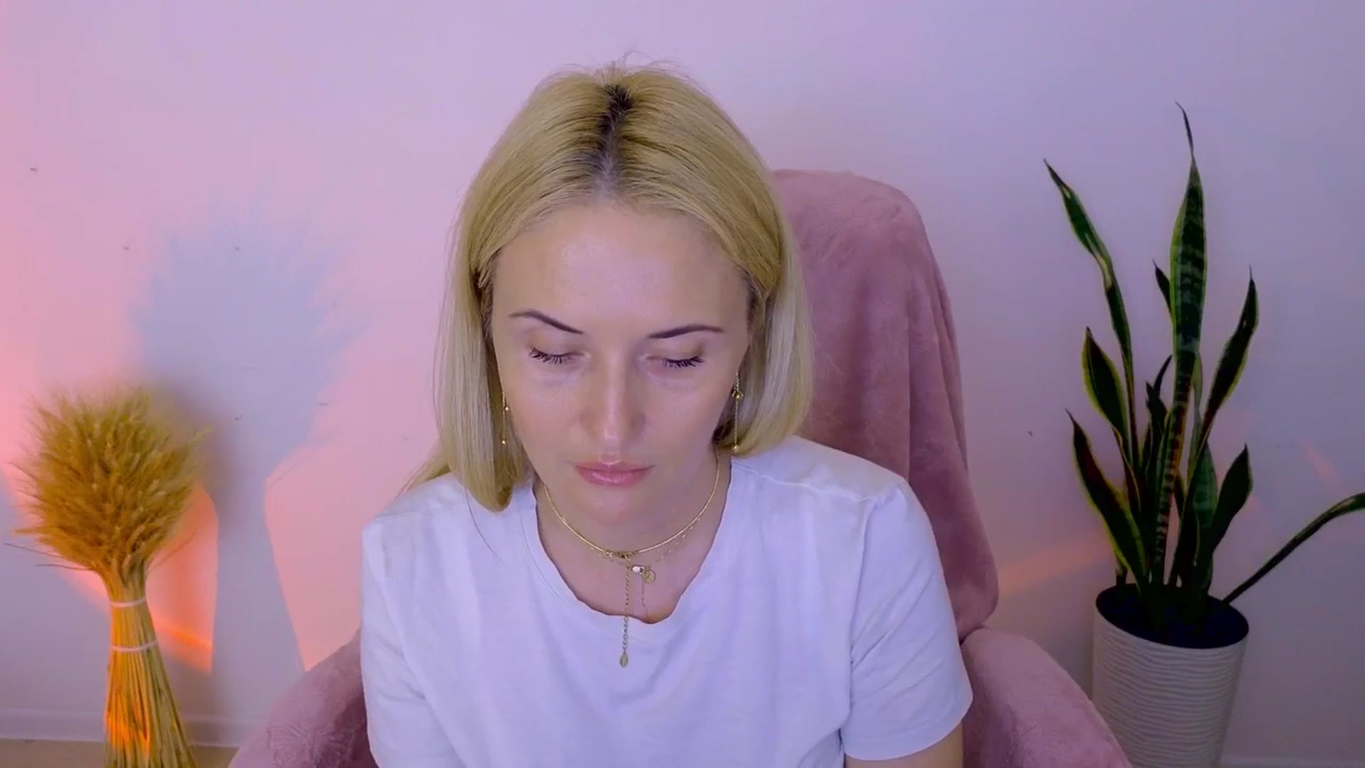 Gallery image thumbnail from AlisssaRose's myfreecams stream on, 08/01/2025, 18:37 image 18 of 20