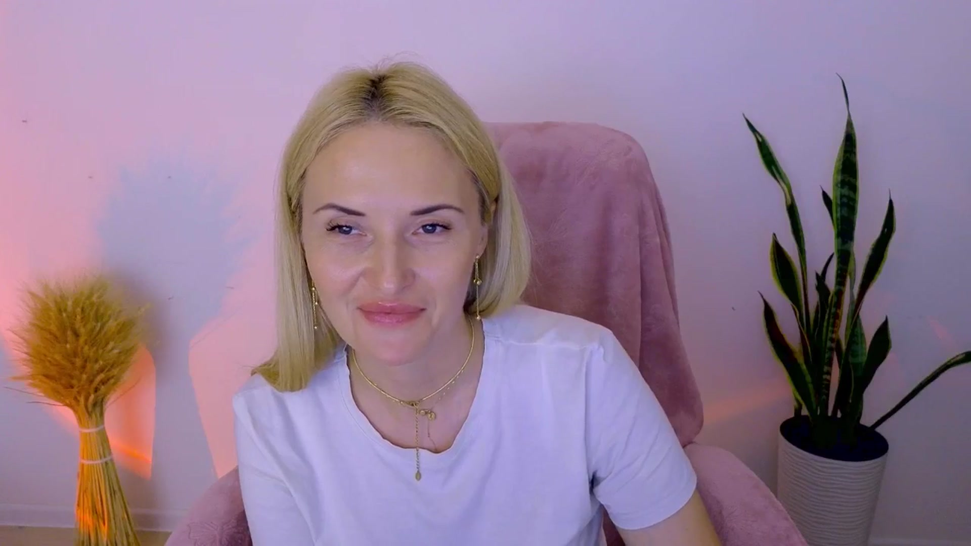 Gallery image thumbnail from AlisssaRose's myfreecams stream on, 08/01/2025, 18:37 image 10 of 20