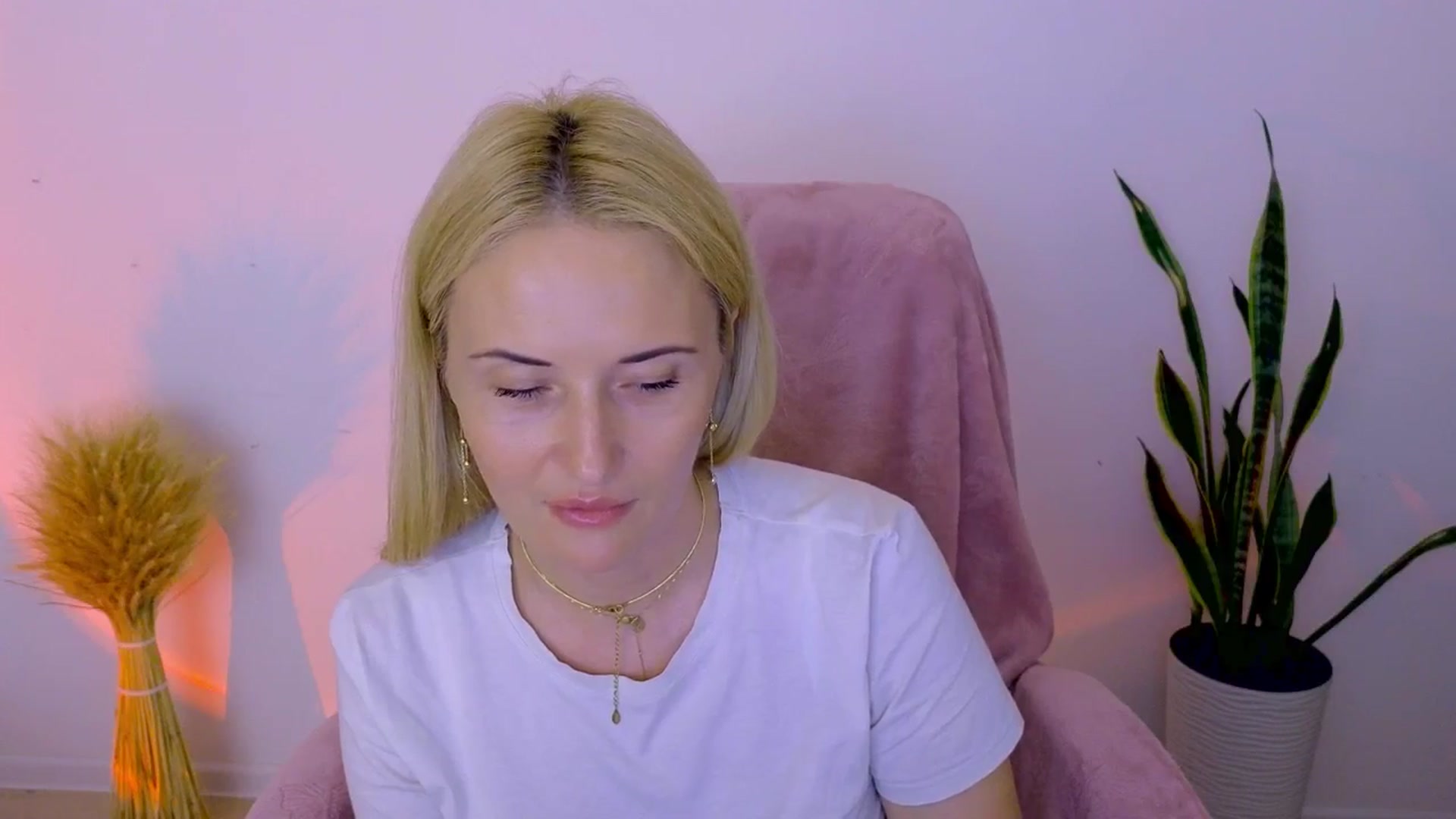 Gallery image thumbnail from AlisssaRose's myfreecams stream on, 08/01/2025, 18:37 image 8 of 20