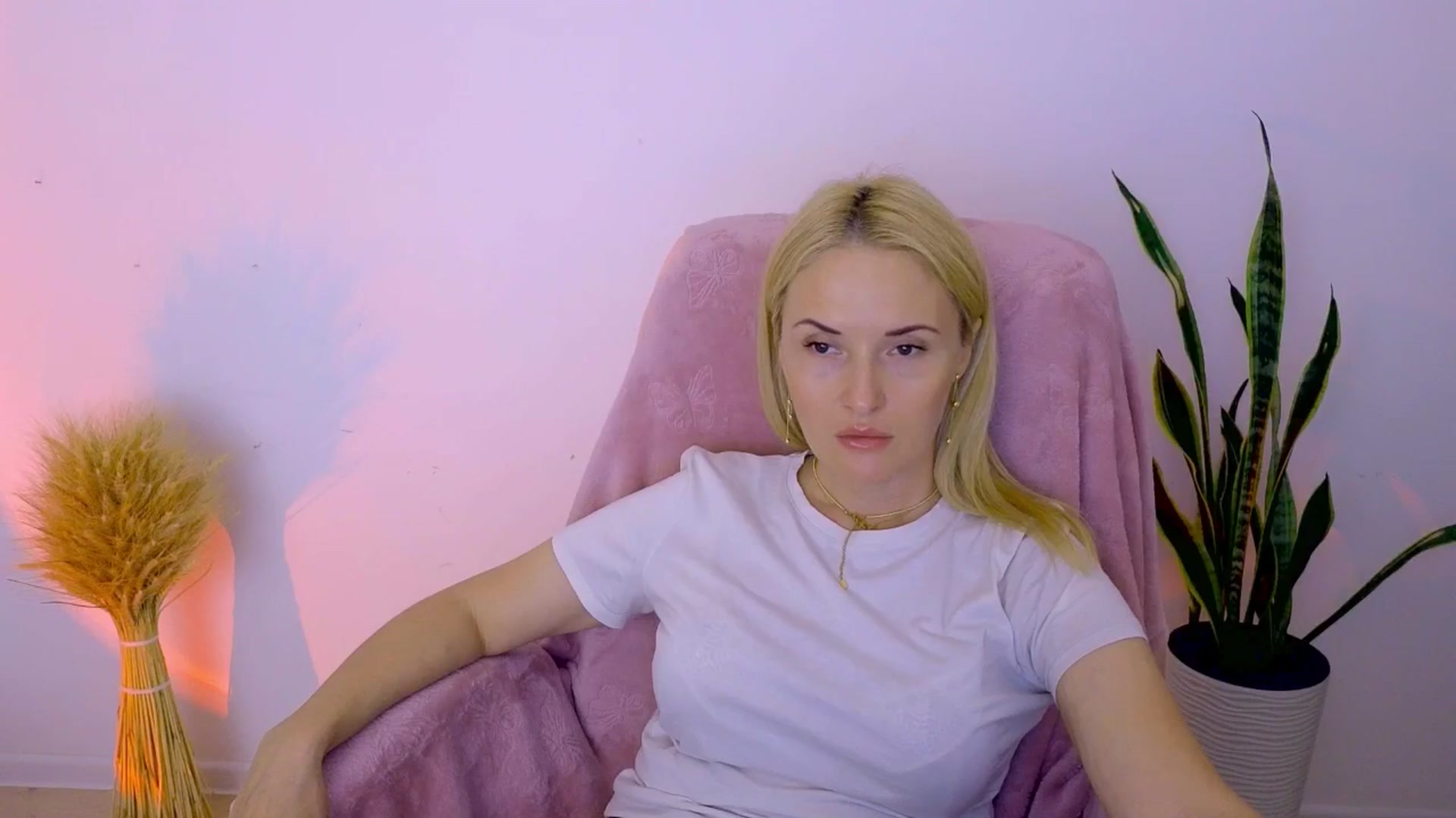 Gallery image thumbnail from AlisssaRose's myfreecams stream on, 08/01/2025, 18:37 image 5 of 20