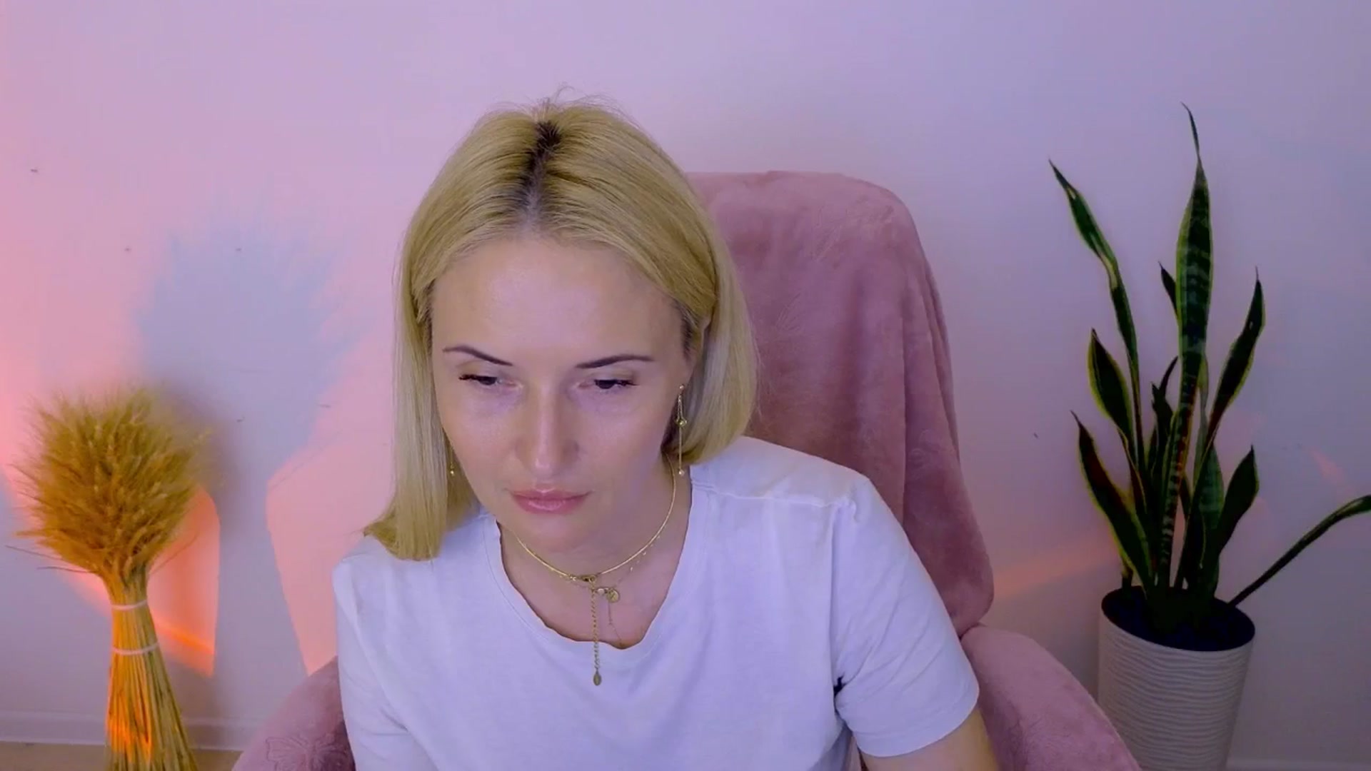 Gallery image thumbnail from AlisssaRose's myfreecams stream on, 08/01/2025, 18:37 image 12 of 20
