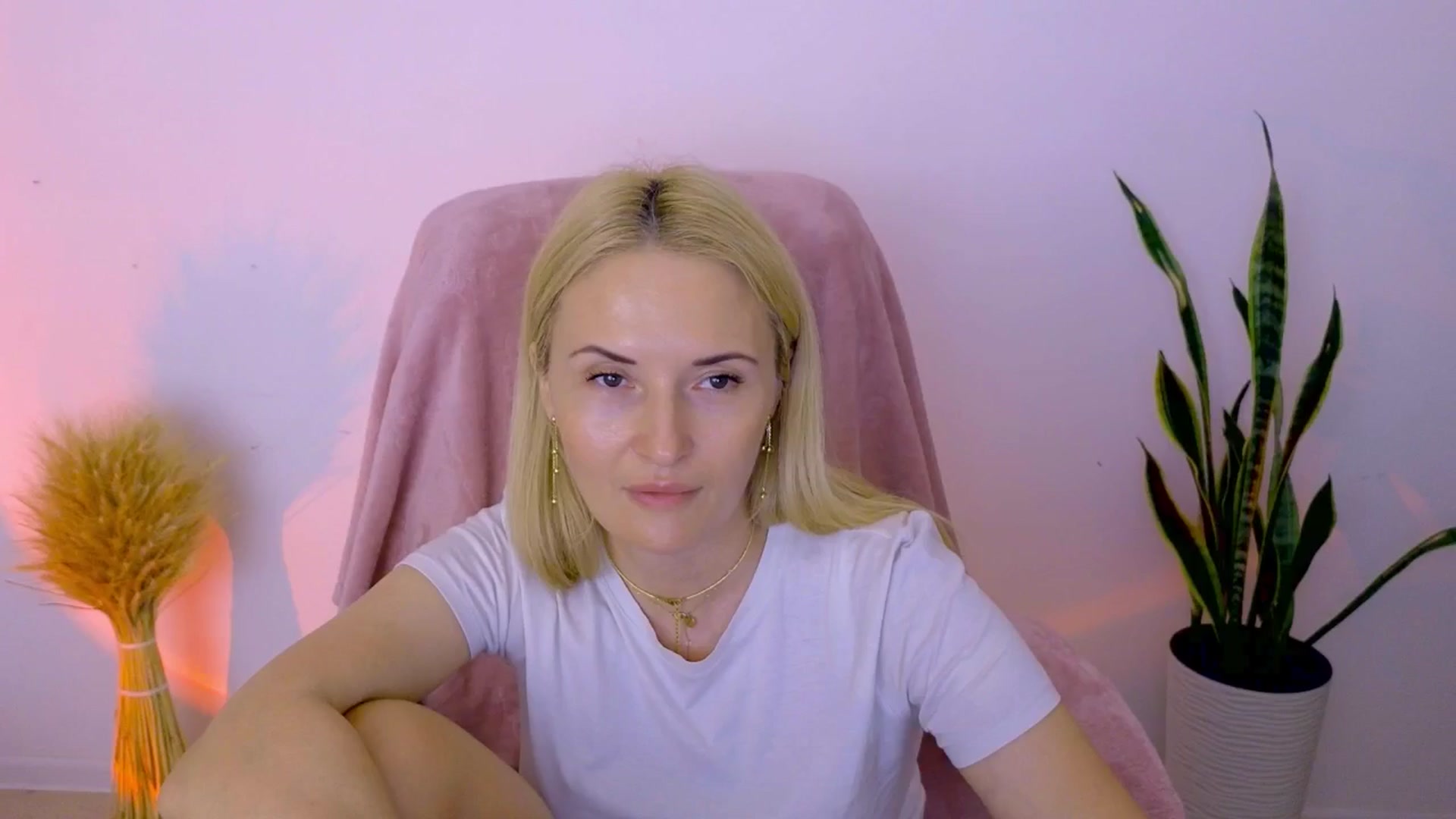 Gallery image thumbnail from AlisssaRose's myfreecams stream on, 08/01/2025, 20:06 image 18 of 20