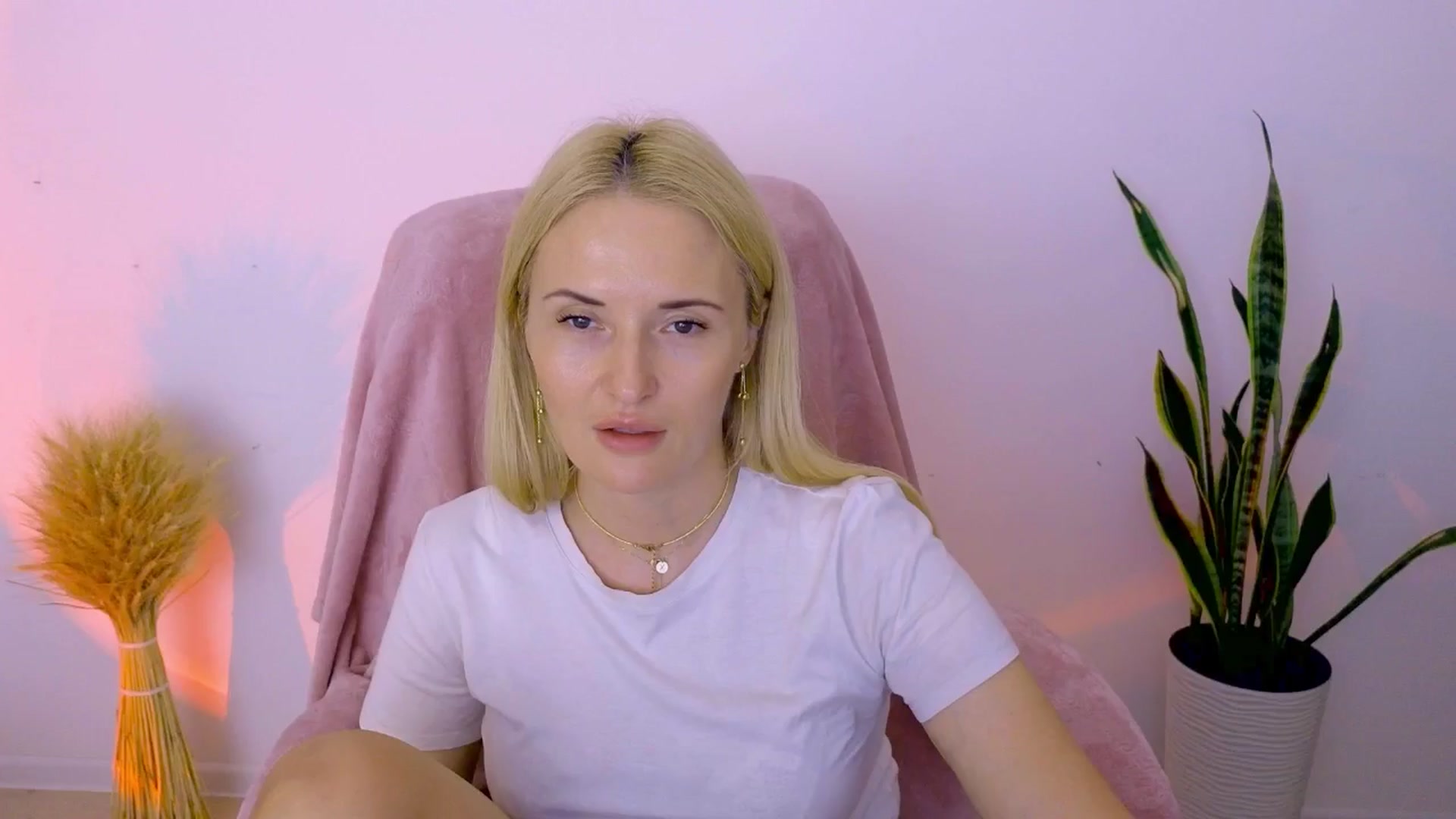 Gallery image thumbnail from AlisssaRose's myfreecams stream on, 08/01/2025, 20:06 image 12 of 20