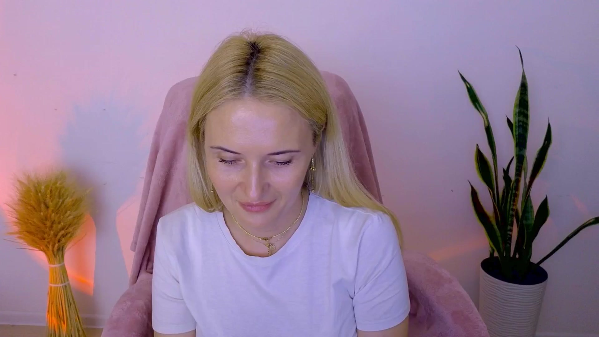 Gallery image thumbnail from AlisssaRose's myfreecams stream on, 08/01/2025, 20:06 image 9 of 20