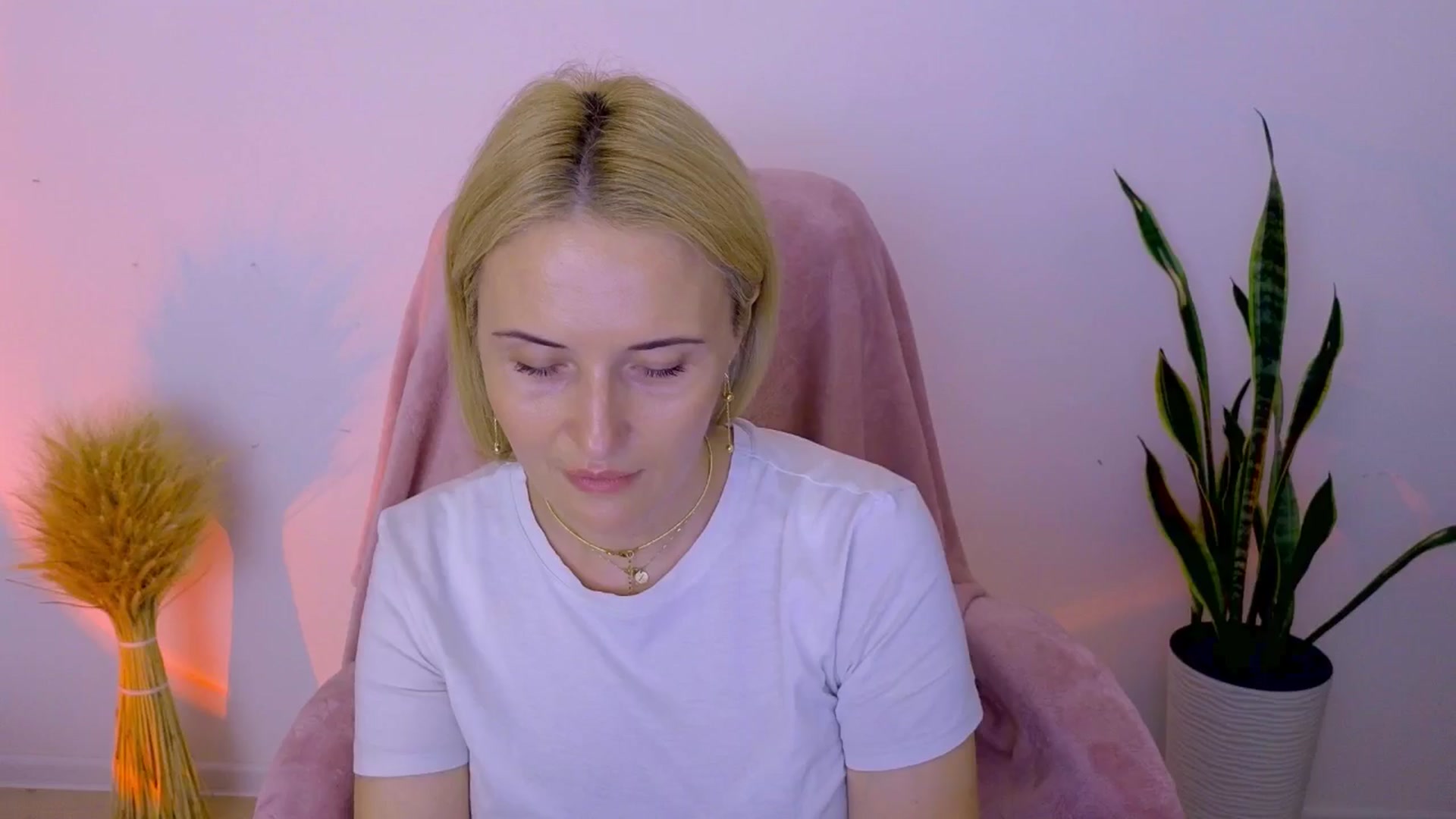Gallery image thumbnail from AlisssaRose's myfreecams stream on, 08/01/2025, 20:06 image 3 of 20