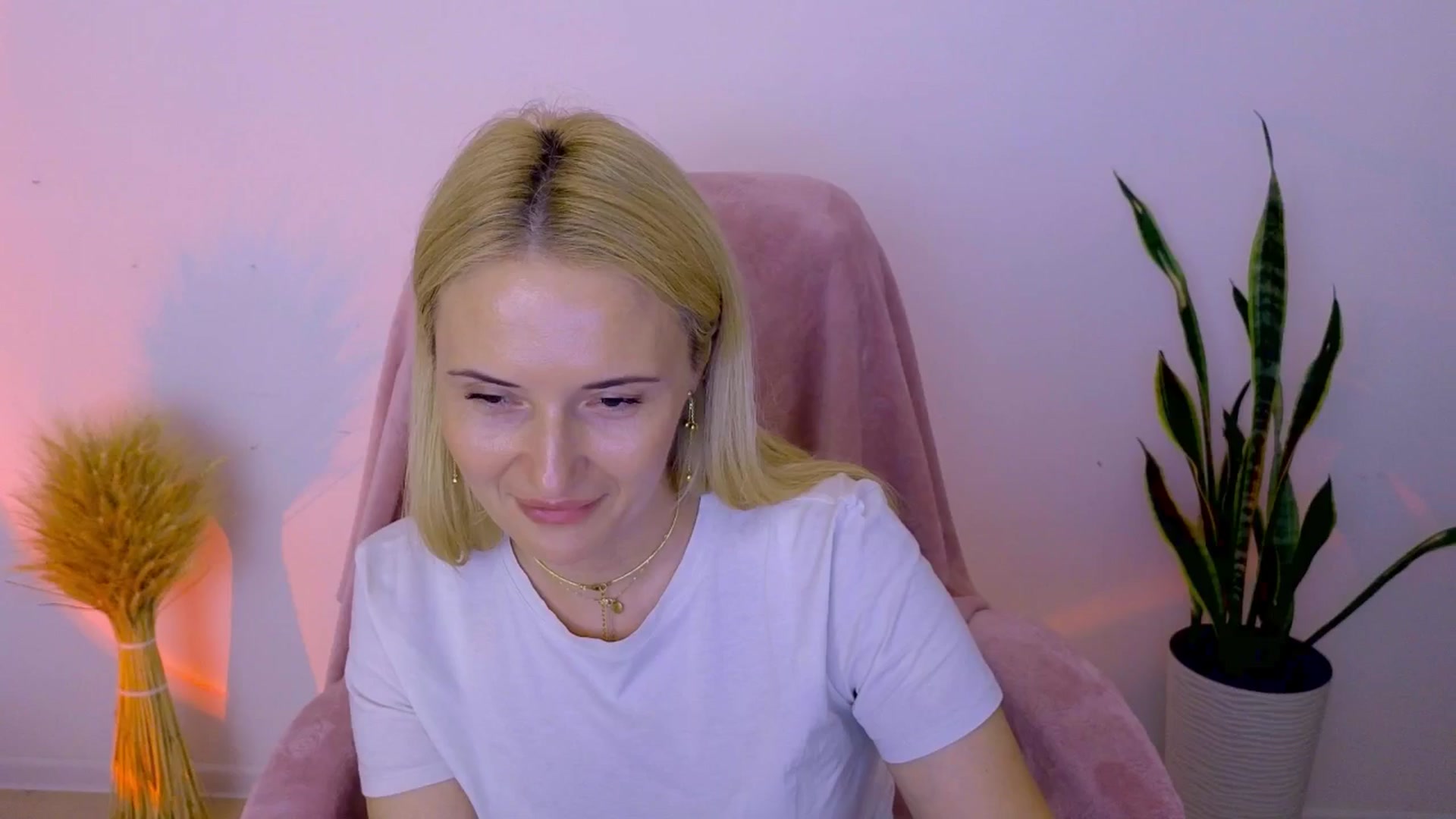 Gallery image thumbnail from AlisssaRose's myfreecams stream on, 08/01/2025, 20:06 image 15 of 20