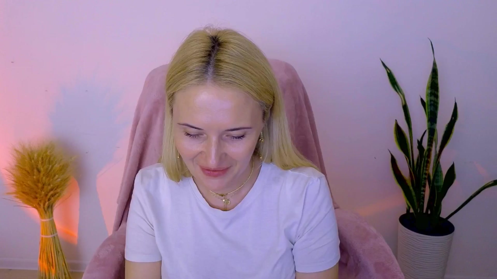 Gallery image thumbnail from AlisssaRose's myfreecams stream on, 08/01/2025, 20:06 image 14 of 20