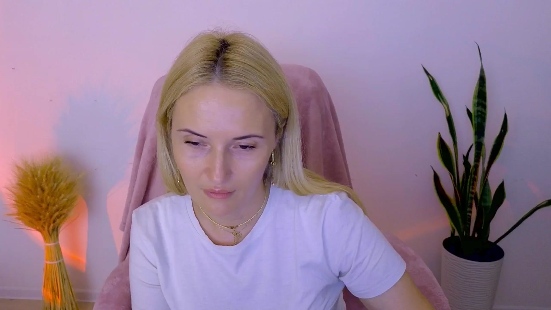 Gallery image thumbnail from AlisssaRose's myfreecams stream on, 08/01/2025, 20:06 image 8 of 20