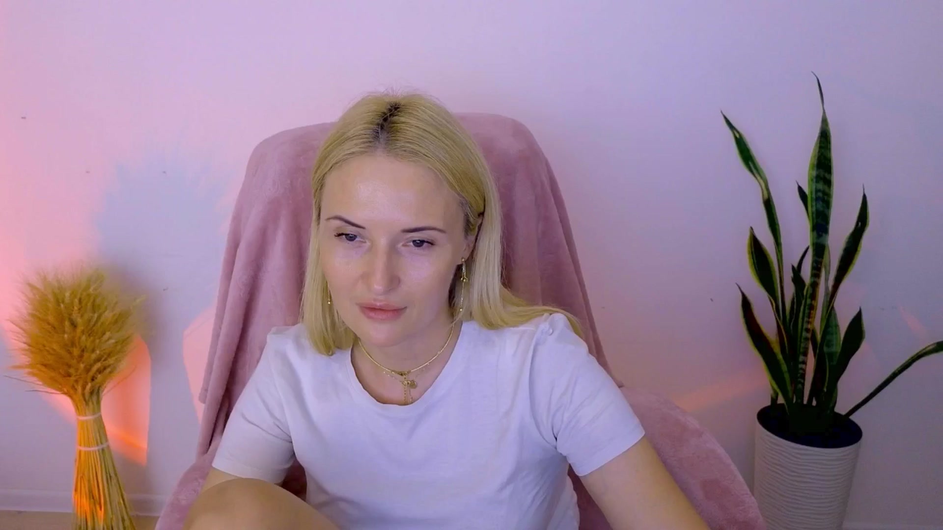 Gallery image thumbnail from AlisssaRose's myfreecams stream on, 08/01/2025, 20:06 image 13 of 20