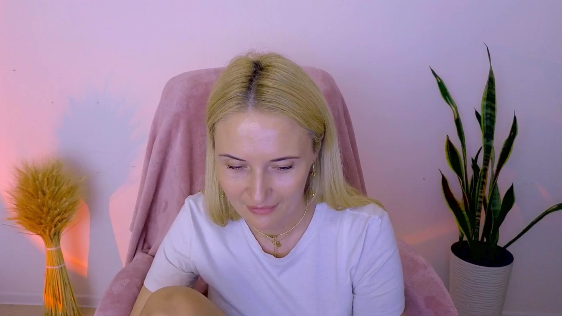 Gallery image thumbnail from AlisssaRose's myfreecams stream on, 08/01/2025, 20:06 image 16 of 20