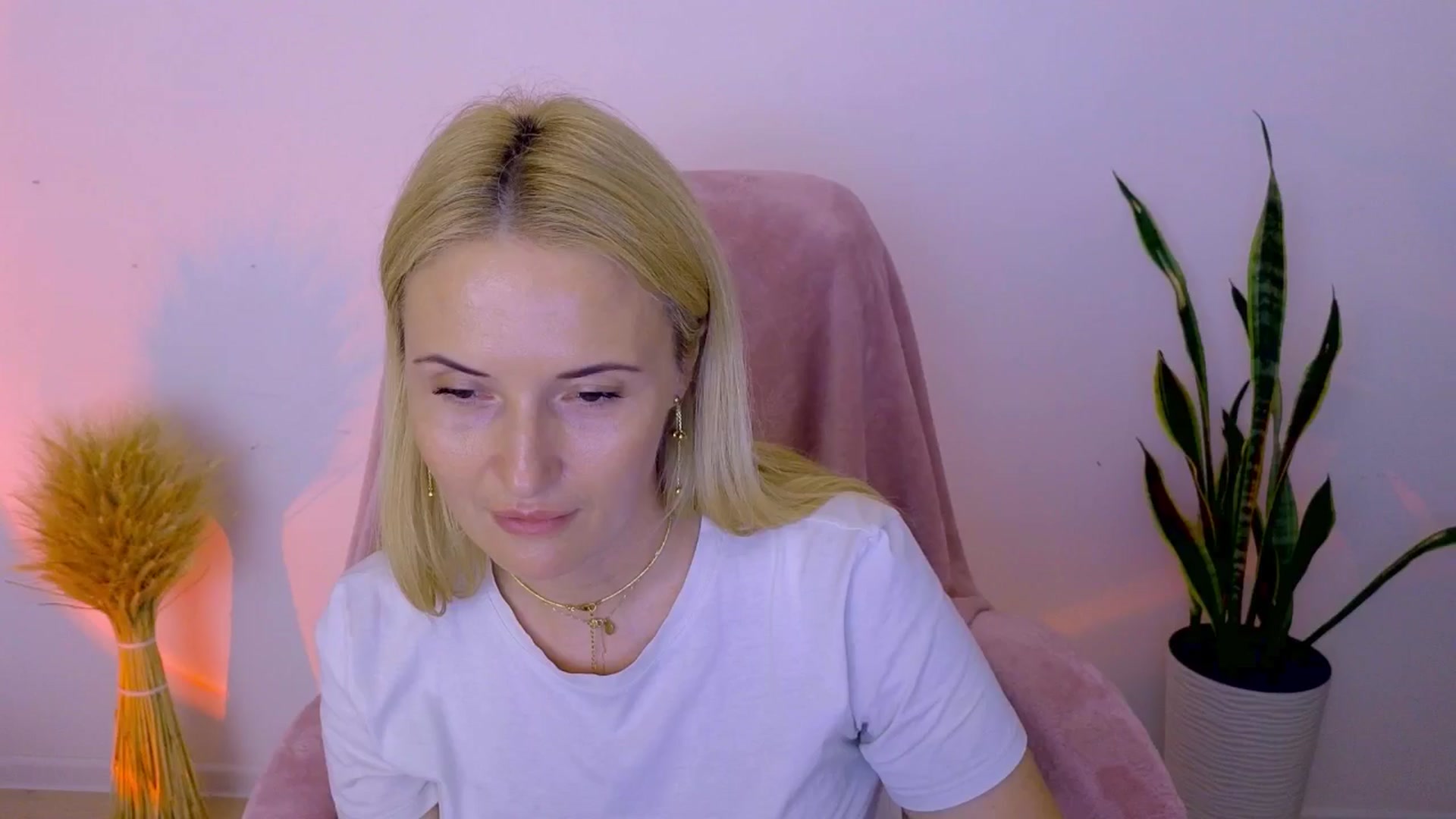 Gallery image thumbnail from AlisssaRose's myfreecams stream on, 08/01/2025, 20:06 image 19 of 20
