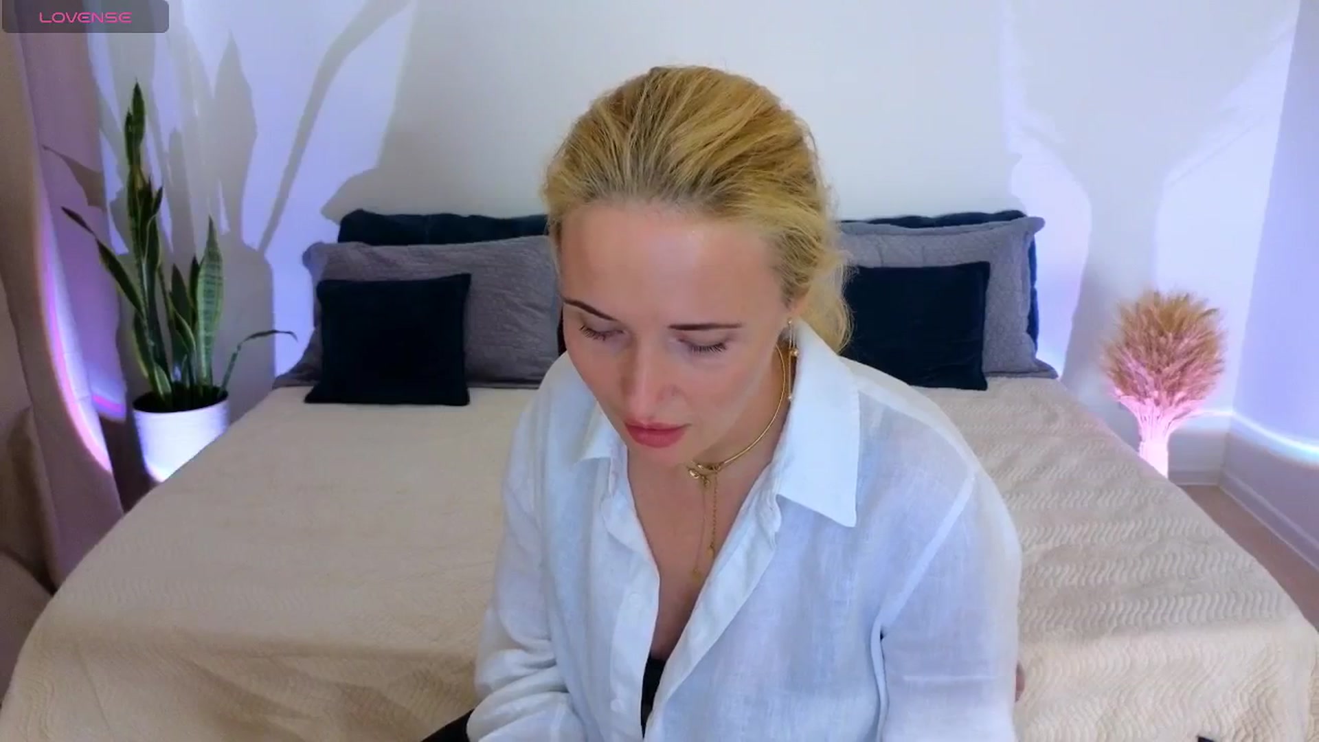 Gallery image thumbnail from AlisssaRose's myfreecams stream on, 08/02/2025, 18:12 image 16 of 20