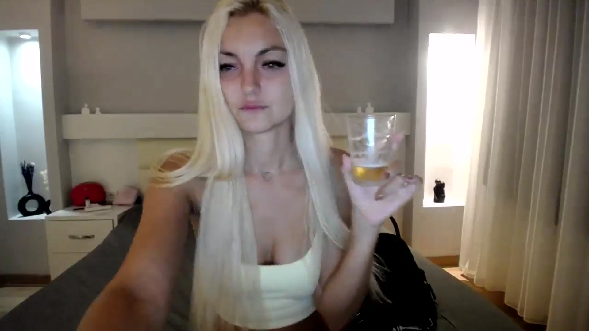 Gallery image thumbnail from AlissyaMay's myfreecams stream on, 08/11/2024, 24:38 image 14 of 20