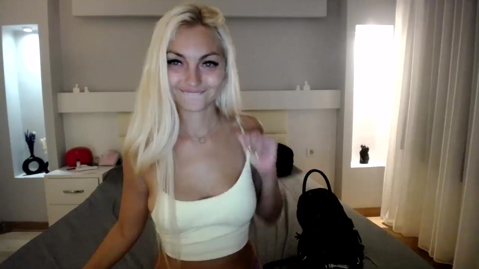 Gallery image thumbnail from AlissyaMay's myfreecams stream on, 08/11/2024, 24:38 image 2 of 20