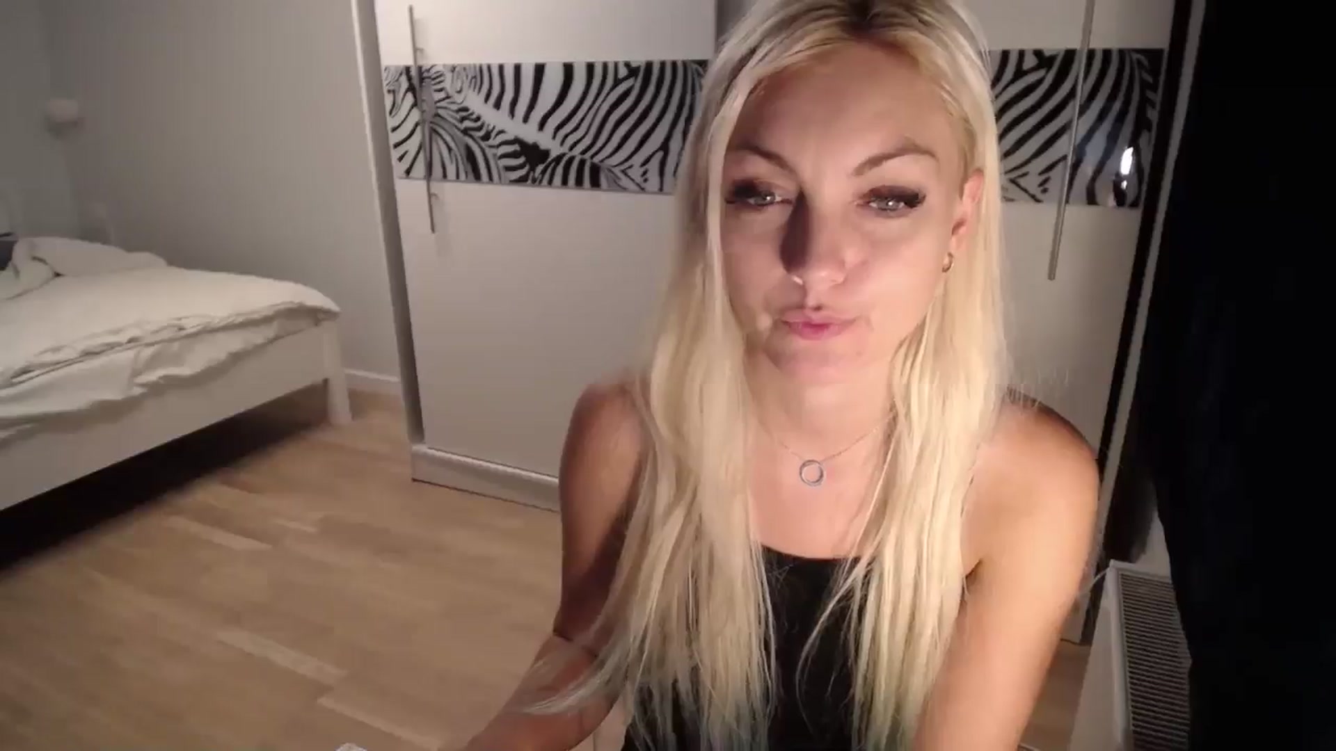 Gallery image thumbnail from AlissyaMay's myfreecams stream on, 10/02/2024, 17:42 image 3 of 20