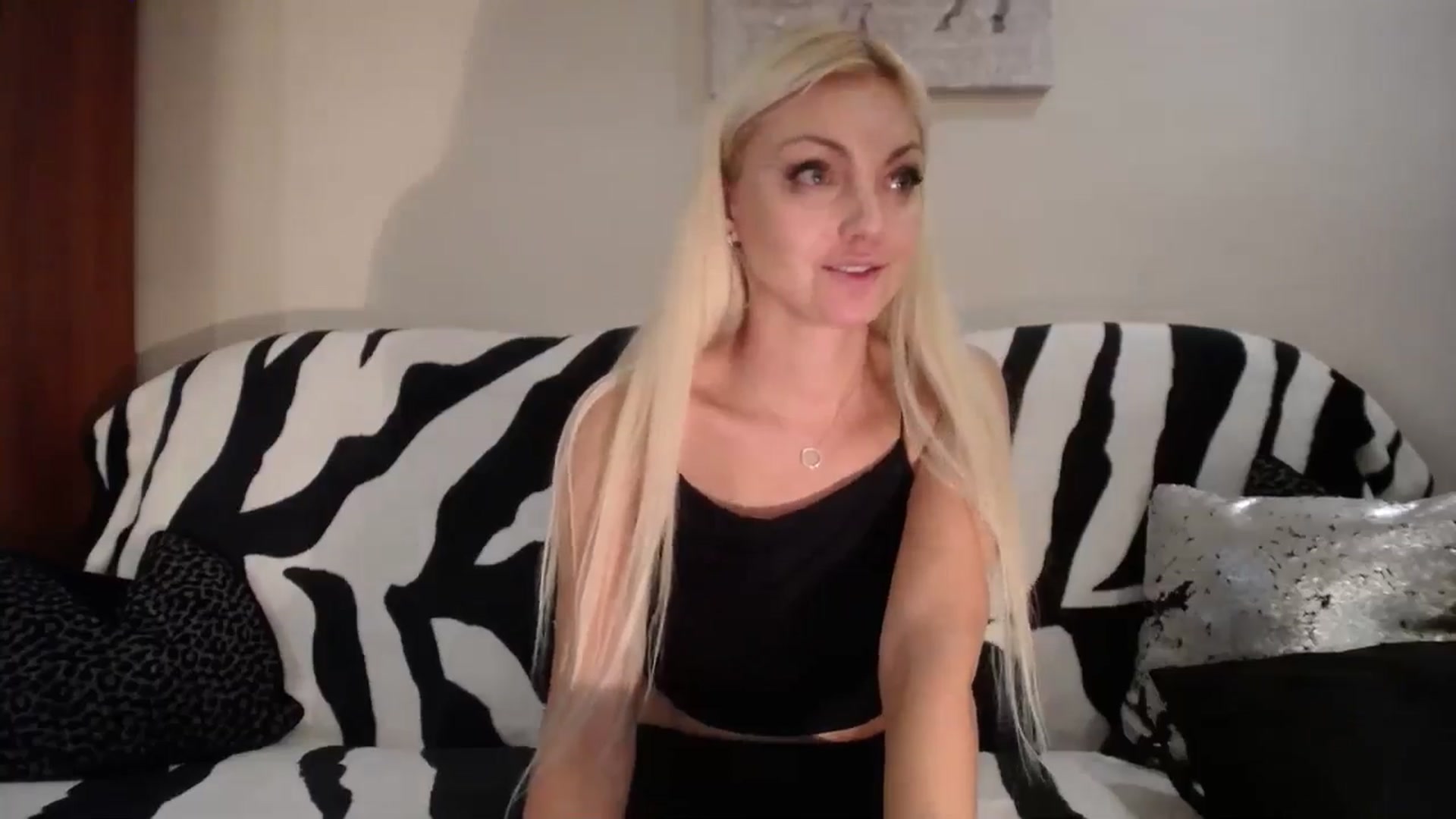 Gallery image thumbnail from AlissyaMay's myfreecams stream on, 10/03/2024, 16:10 image 16 of 20