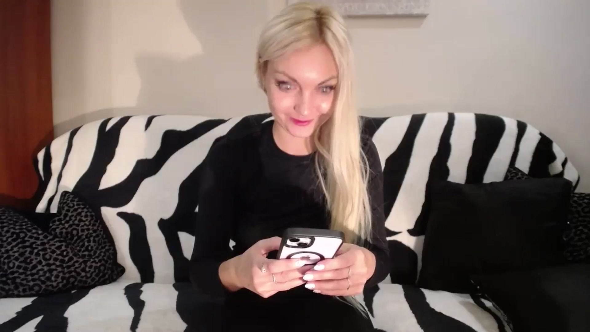 Gallery image thumbnail from AlissyaMay's myfreecams stream on, 10/03/2024, 19:23 image 9 of 20