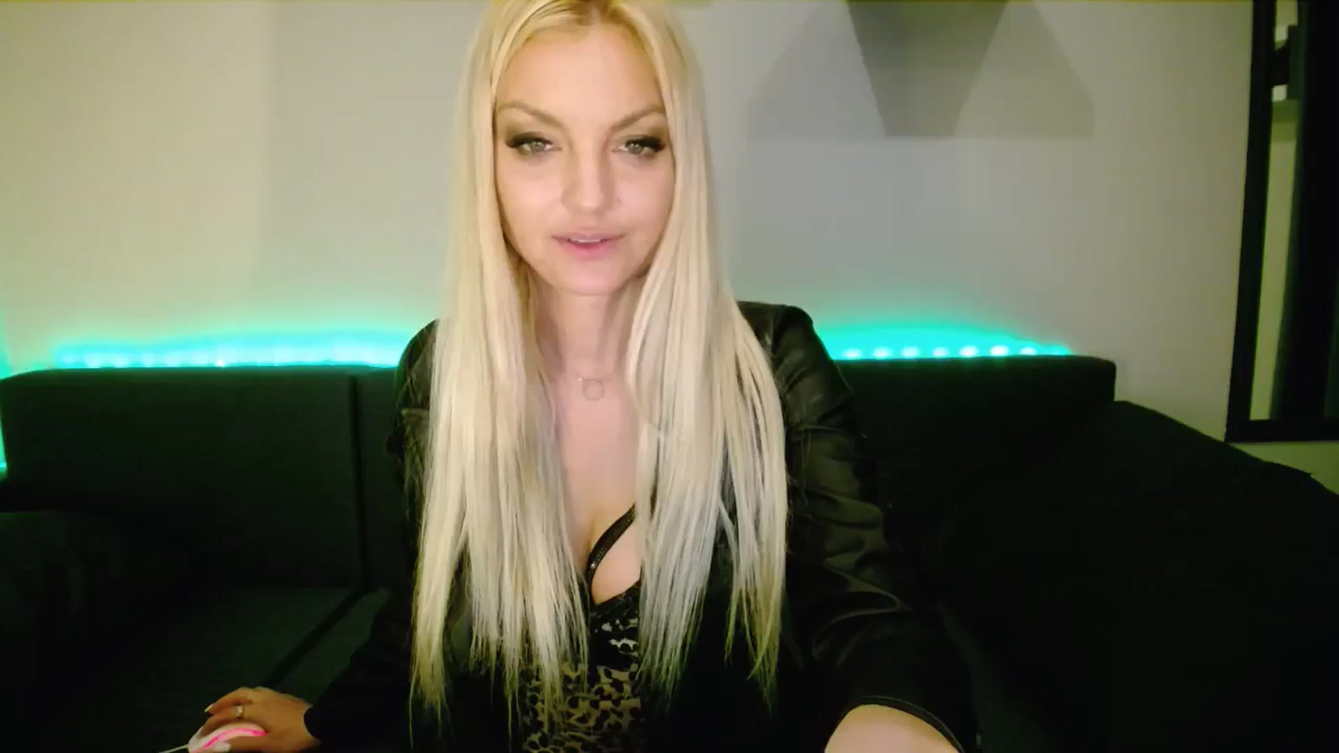 Gallery image thumbnail from AlissyaMay's myfreecams stream on, 03/07/2025, 17:13 image 3 of 20