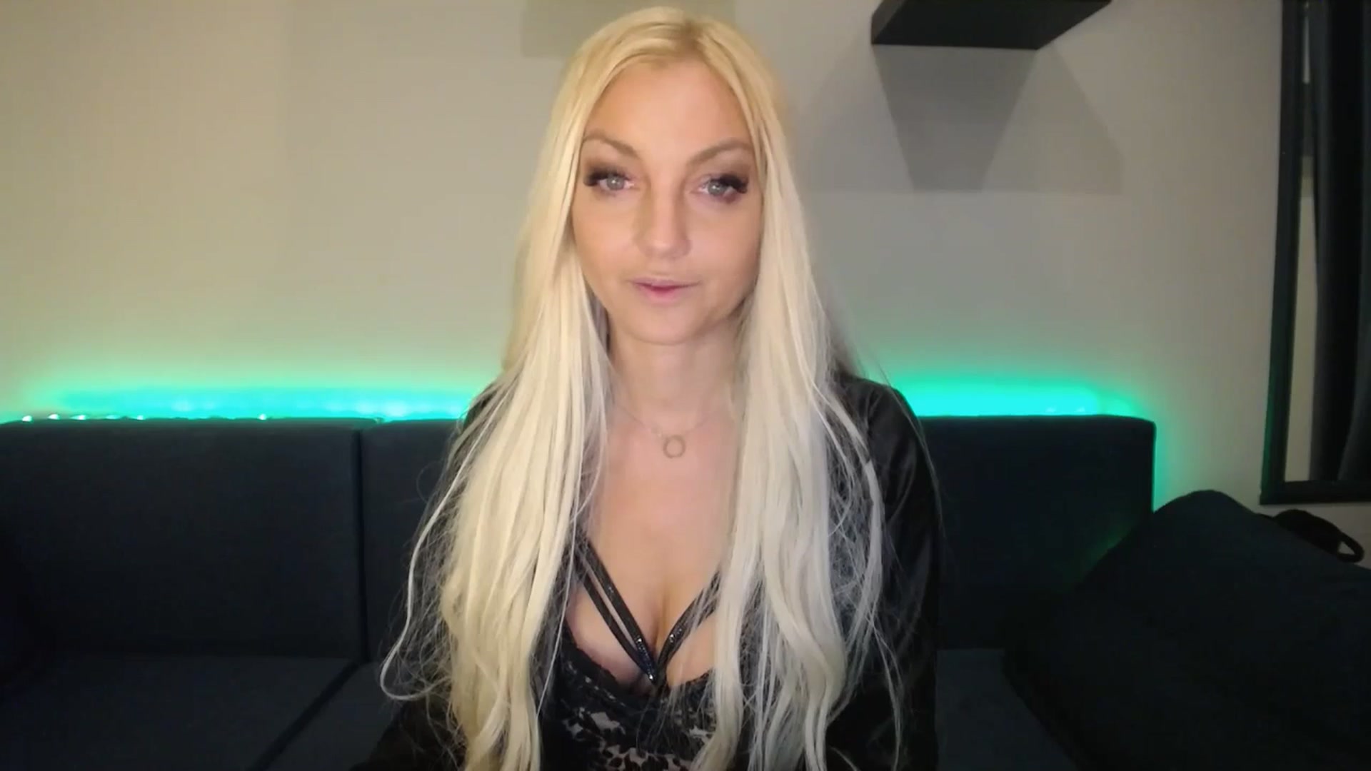Gallery image thumbnail from AlissyaMay's myfreecams stream on, 03/17/2025, 03:11 image 6 of 20