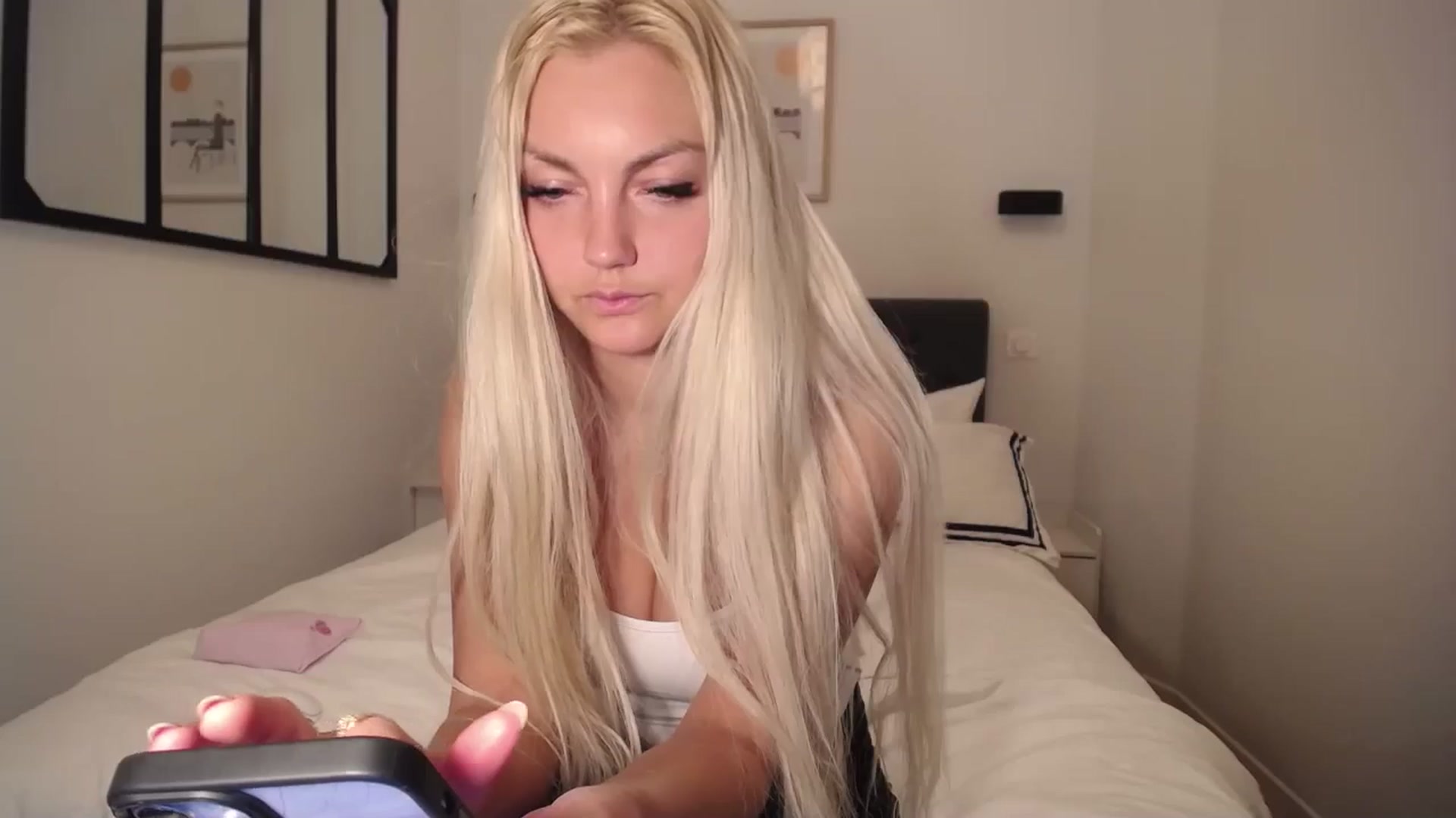Gallery image thumbnail from AlissyaMay's myfreecams stream on, 03/29/2025, 16:15 image 15 of 20