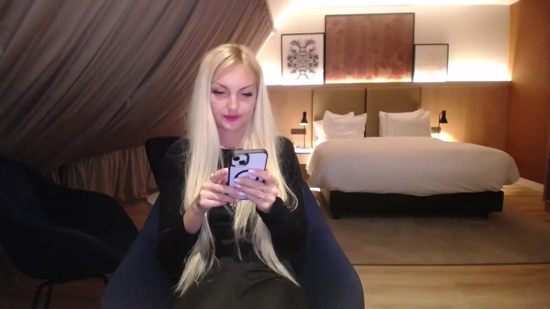 Gallery image thumbnail from AlissyaMay's myfreecams stream on, 04/04/2025, 24:24 image 11 of 20