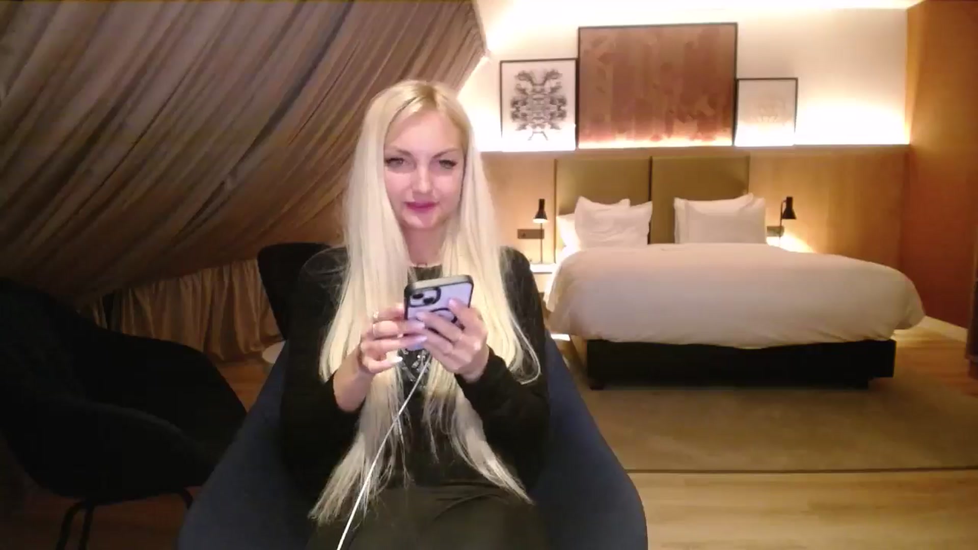 Gallery image thumbnail from AlissyaMay's myfreecams stream on, 04/04/2025, 24:24 image 13 of 20